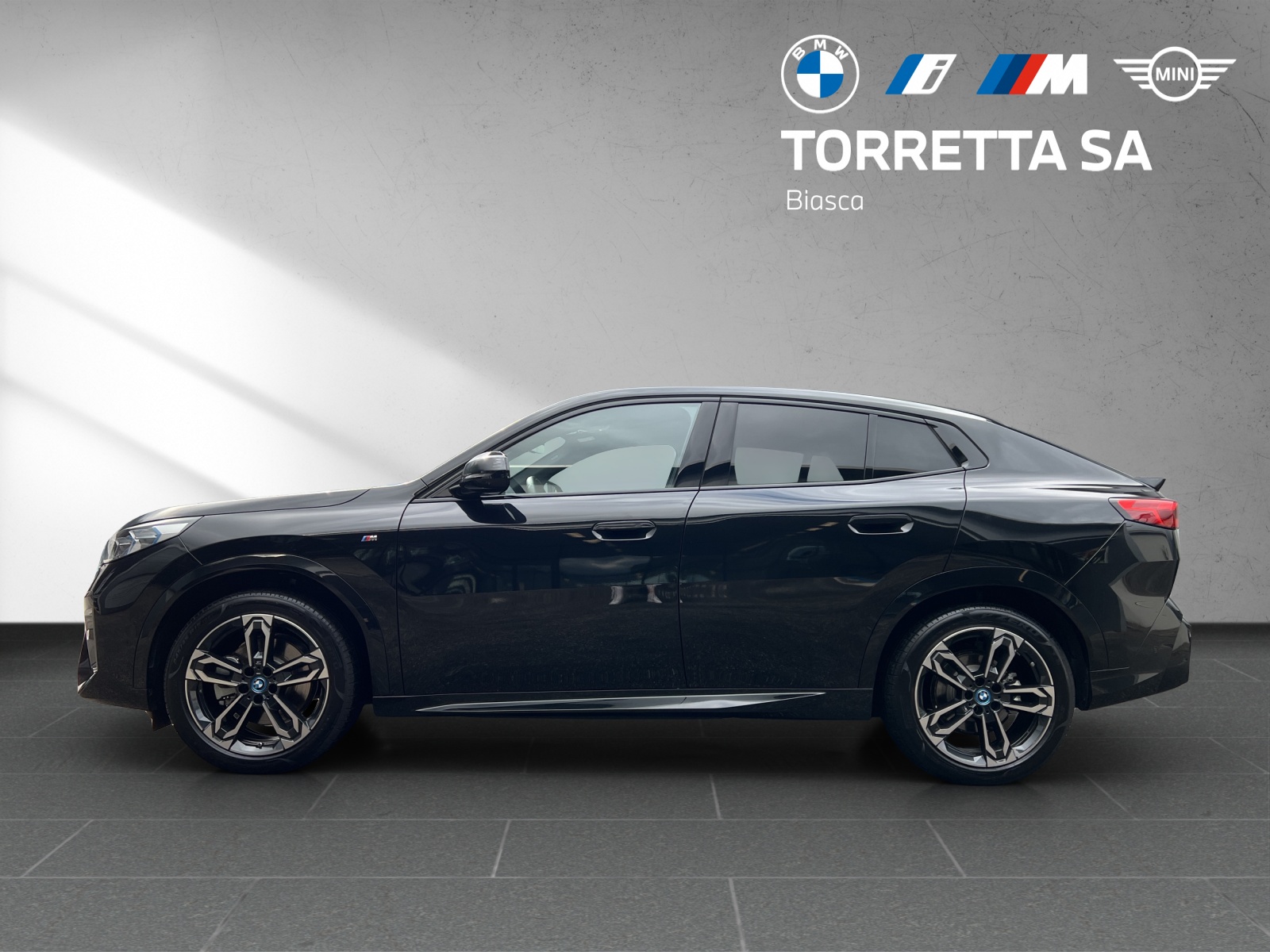 BMW iX2 xDrive 30 M Sport-showroom-element-2
