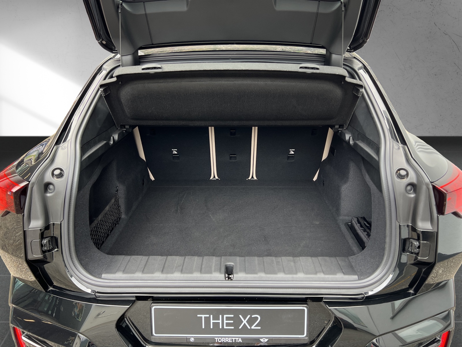 BMW iX2 xDrive 30 M Sport-image-17