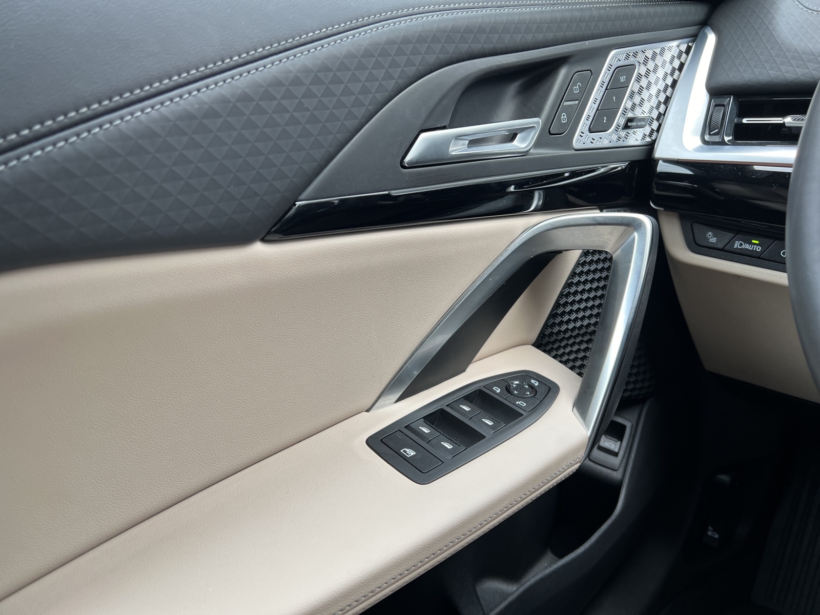 BMW iX2 xDrive 30 M Sport-image-15