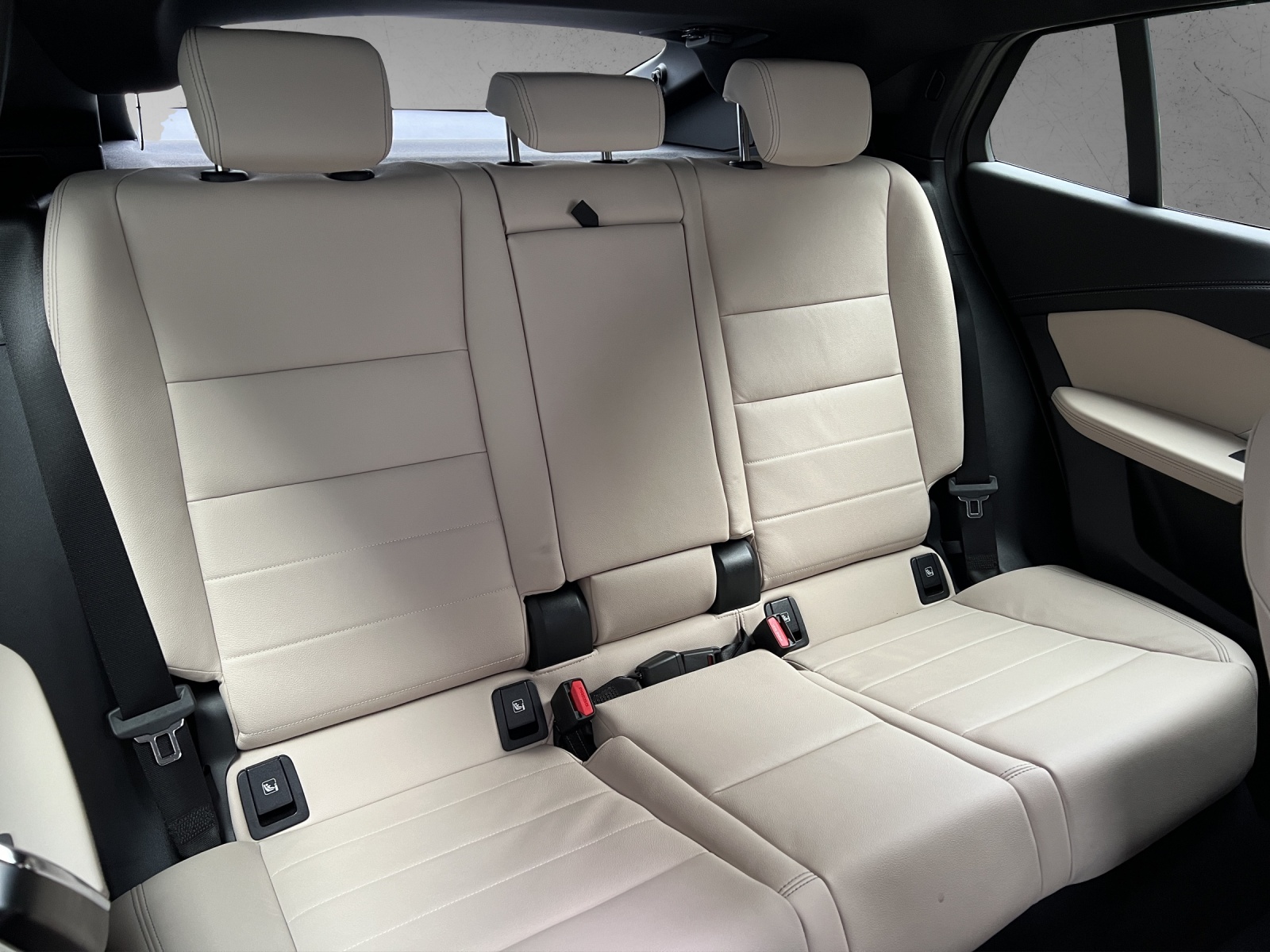BMW iX2 xDrive 30 M Sport-image-16