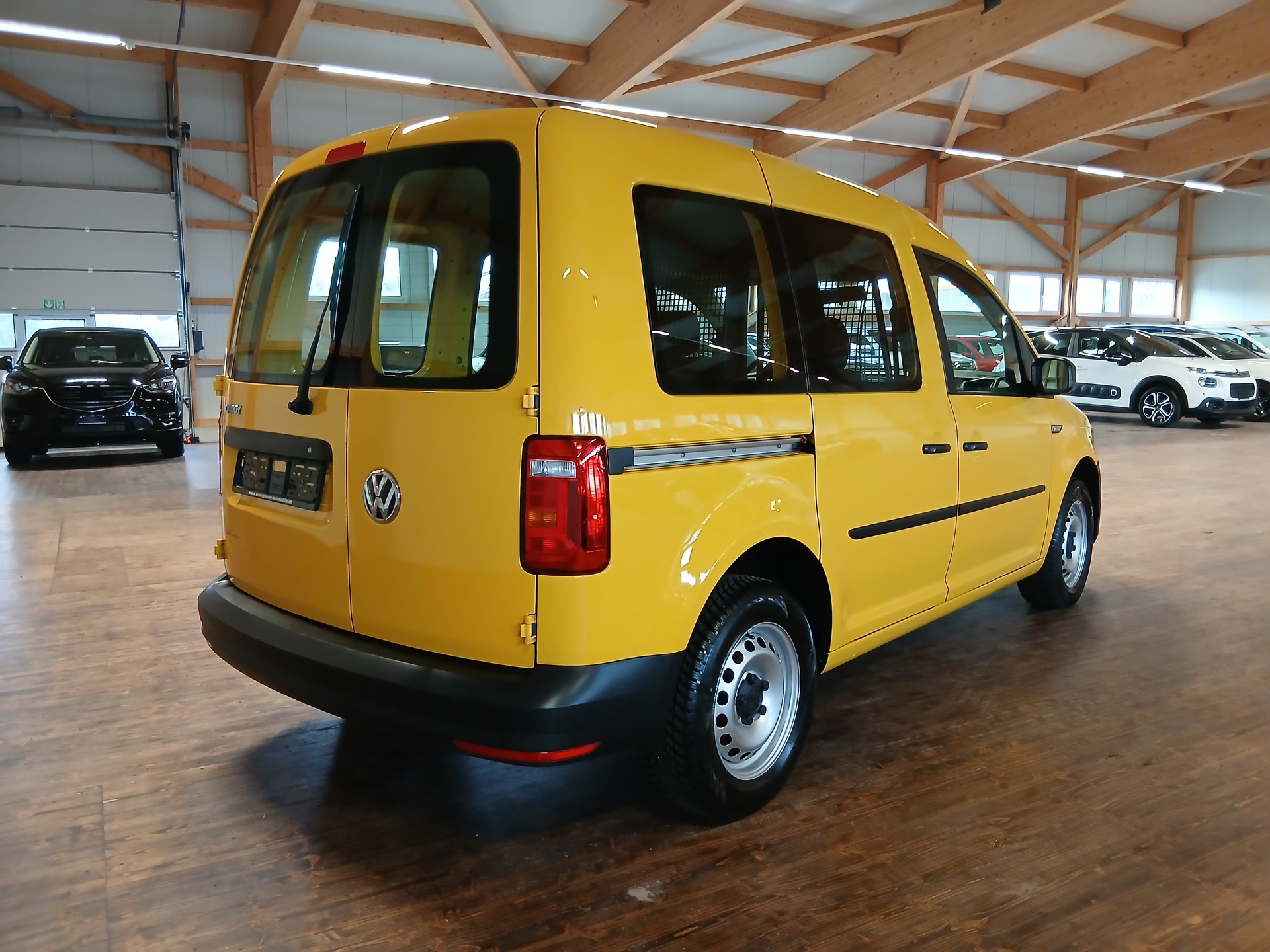 VW Caddy 1.0 TSI BlueMotion Technology-showroom-element-3