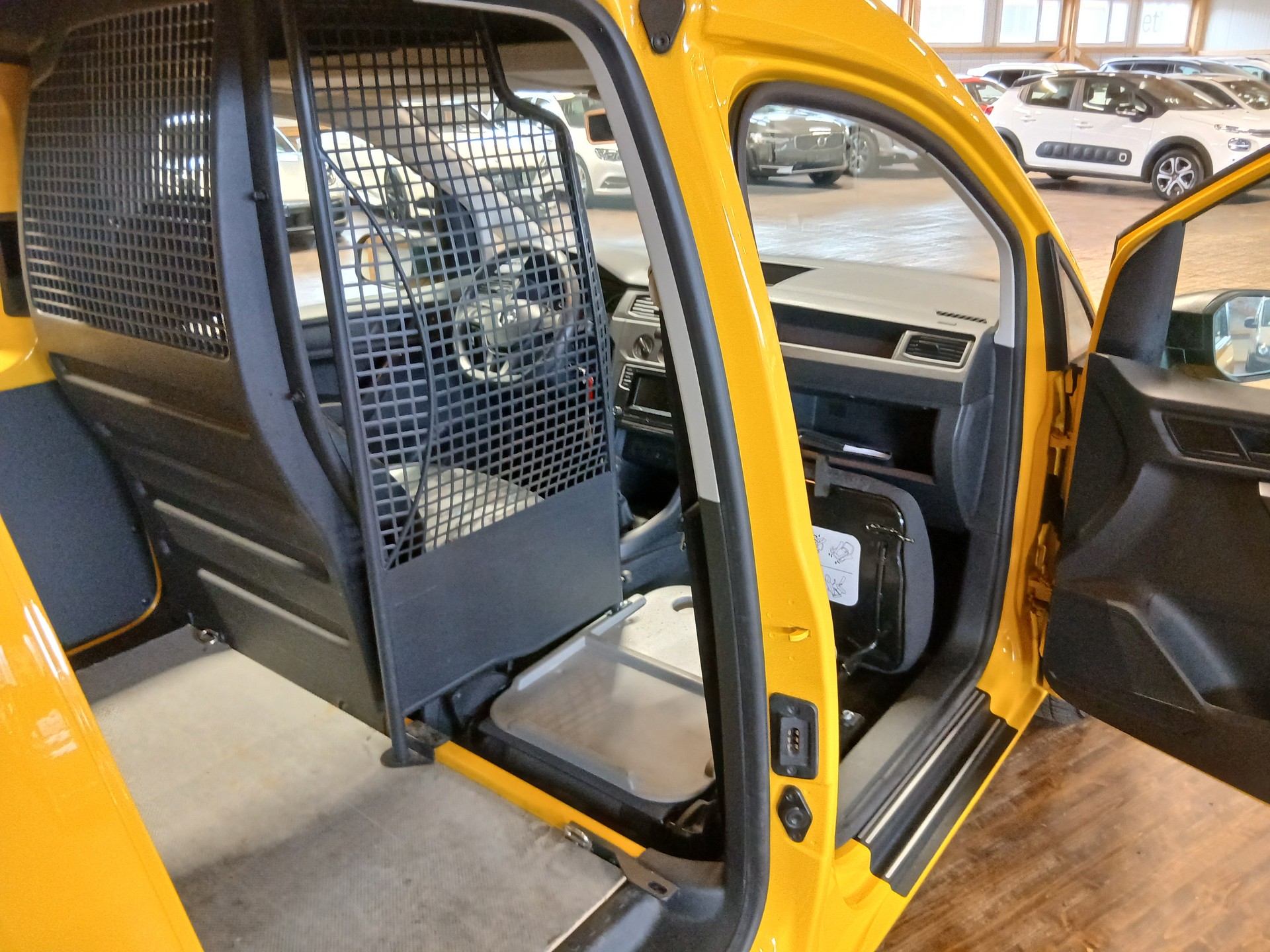 VW Caddy 1.0 TSI BlueMotion Technology-image-11