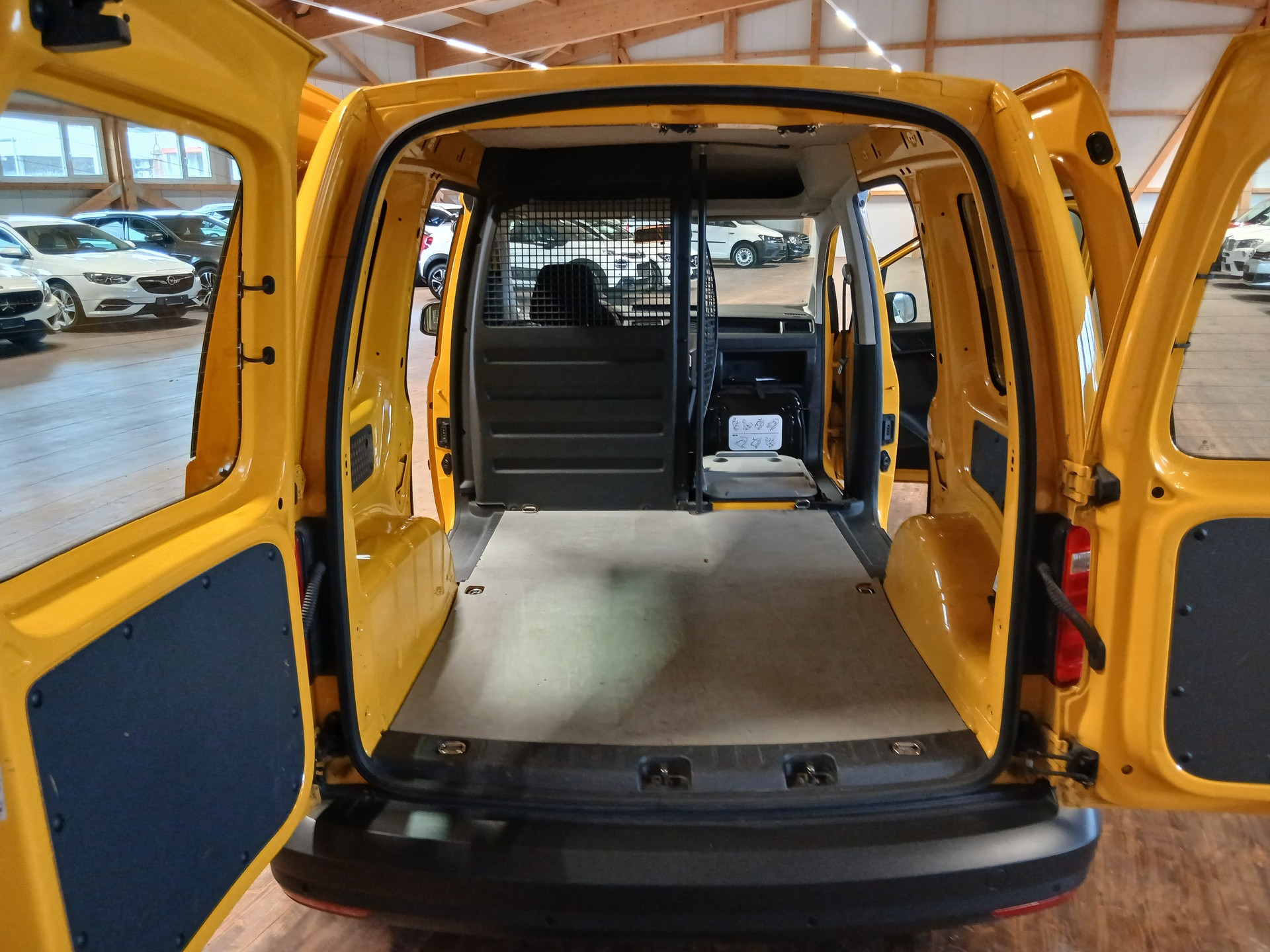 VW Caddy 1.0 TSI BlueMotion Technology-image-13