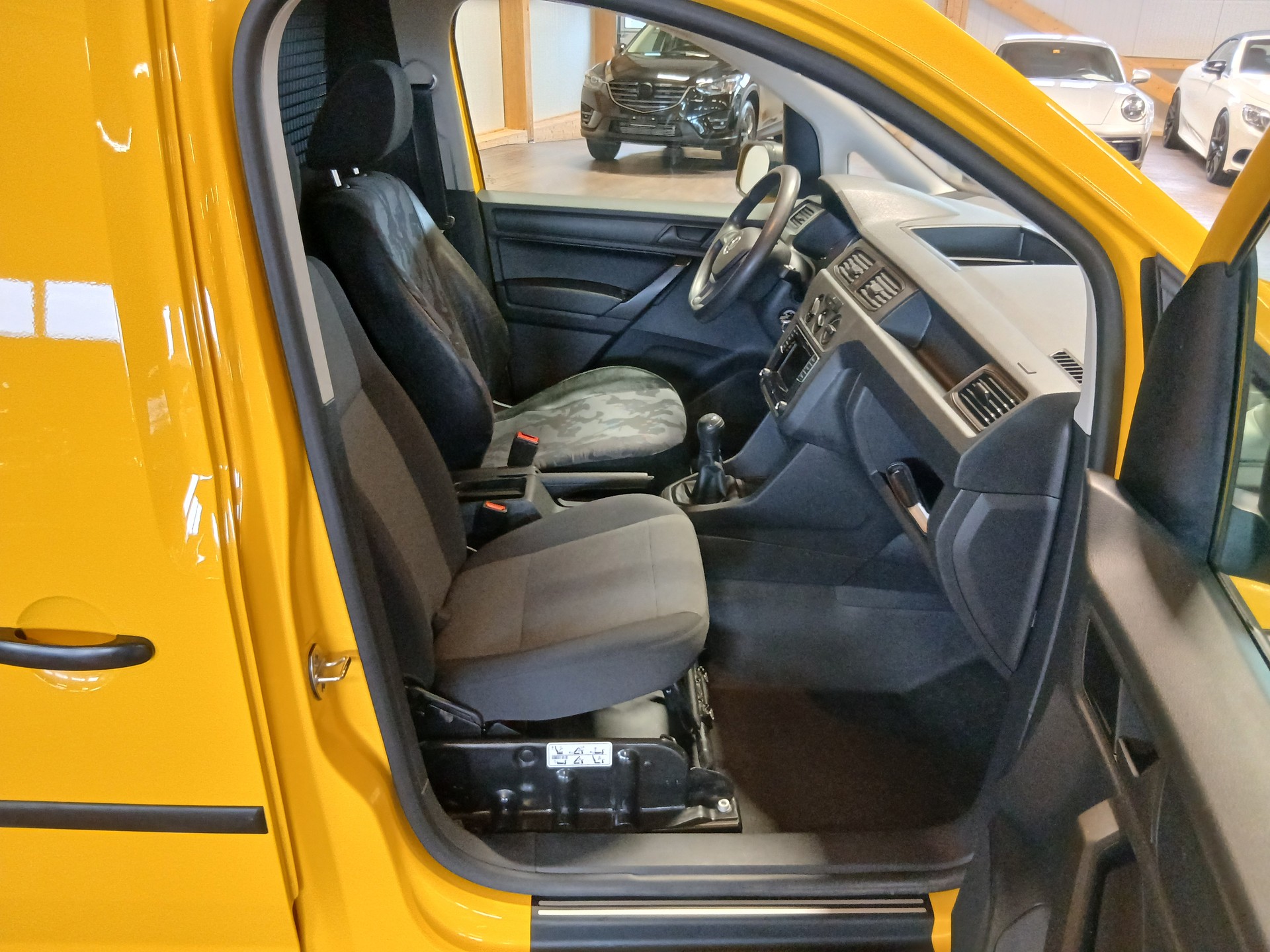 VW Caddy 1.0 TSI BlueMotion Technology-image-9