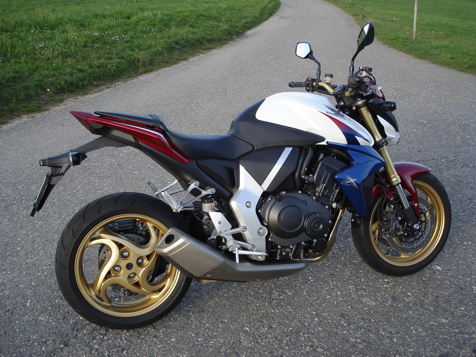 HONDA CB 1000 R ABS-image-1