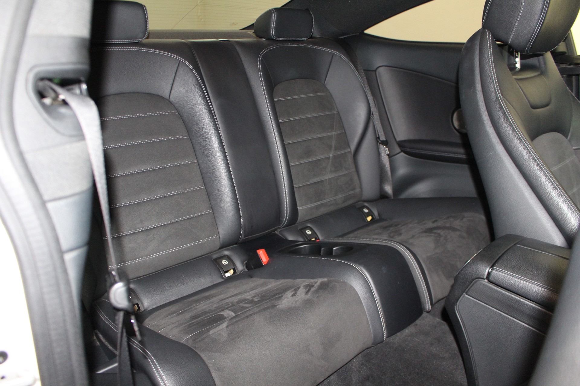 MERCEDES-BENZ C 200 4matic Coupé-image-10