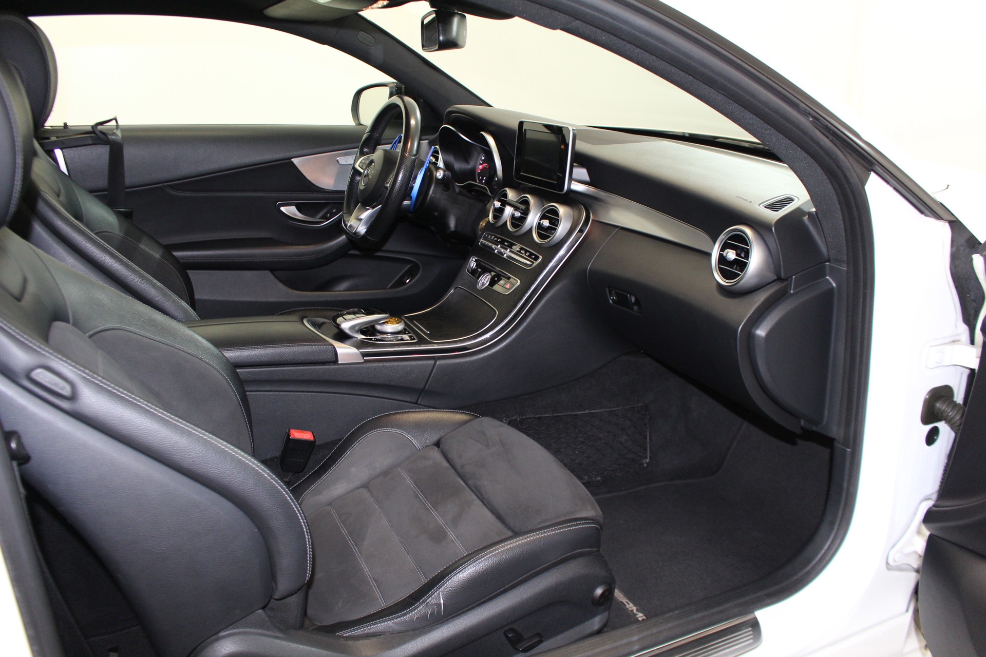 MERCEDES-BENZ C 200 4matic Coupé-image-9