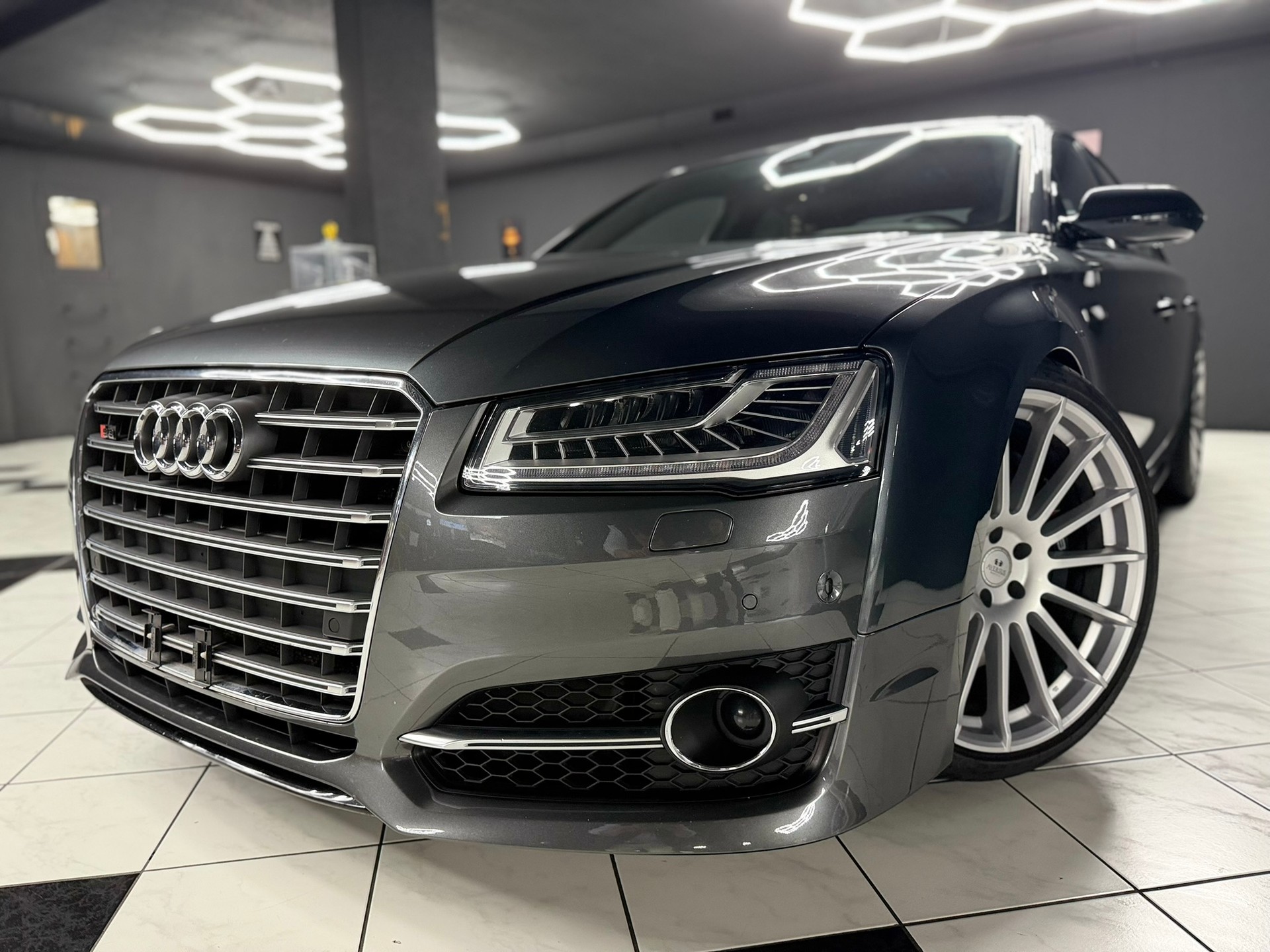AUDI S8 4.0 TFSI V8 quattro tiptronic-showroom-element-1