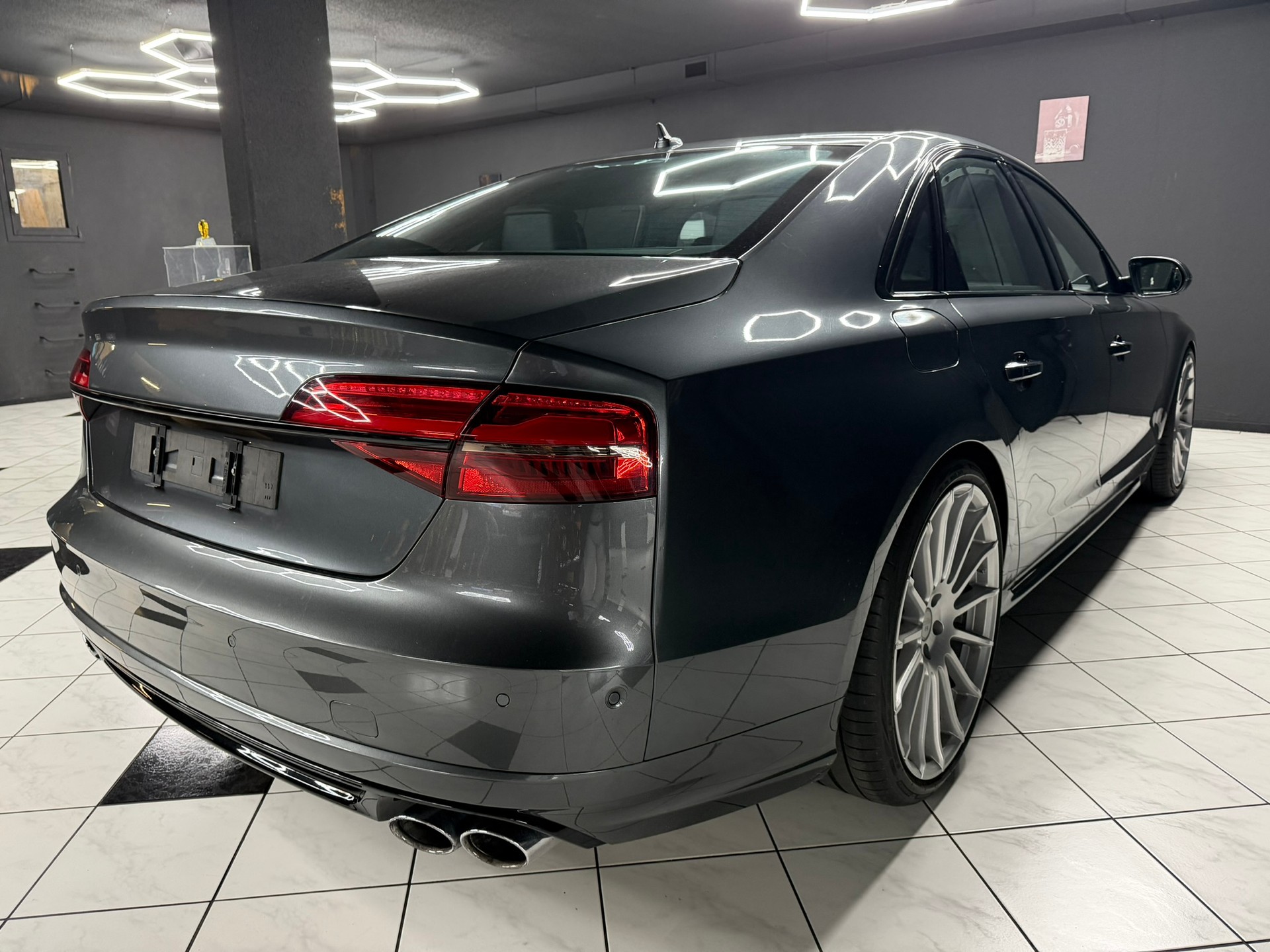 AUDI S8 4.0 TFSI V8 quattro tiptronic-image-9