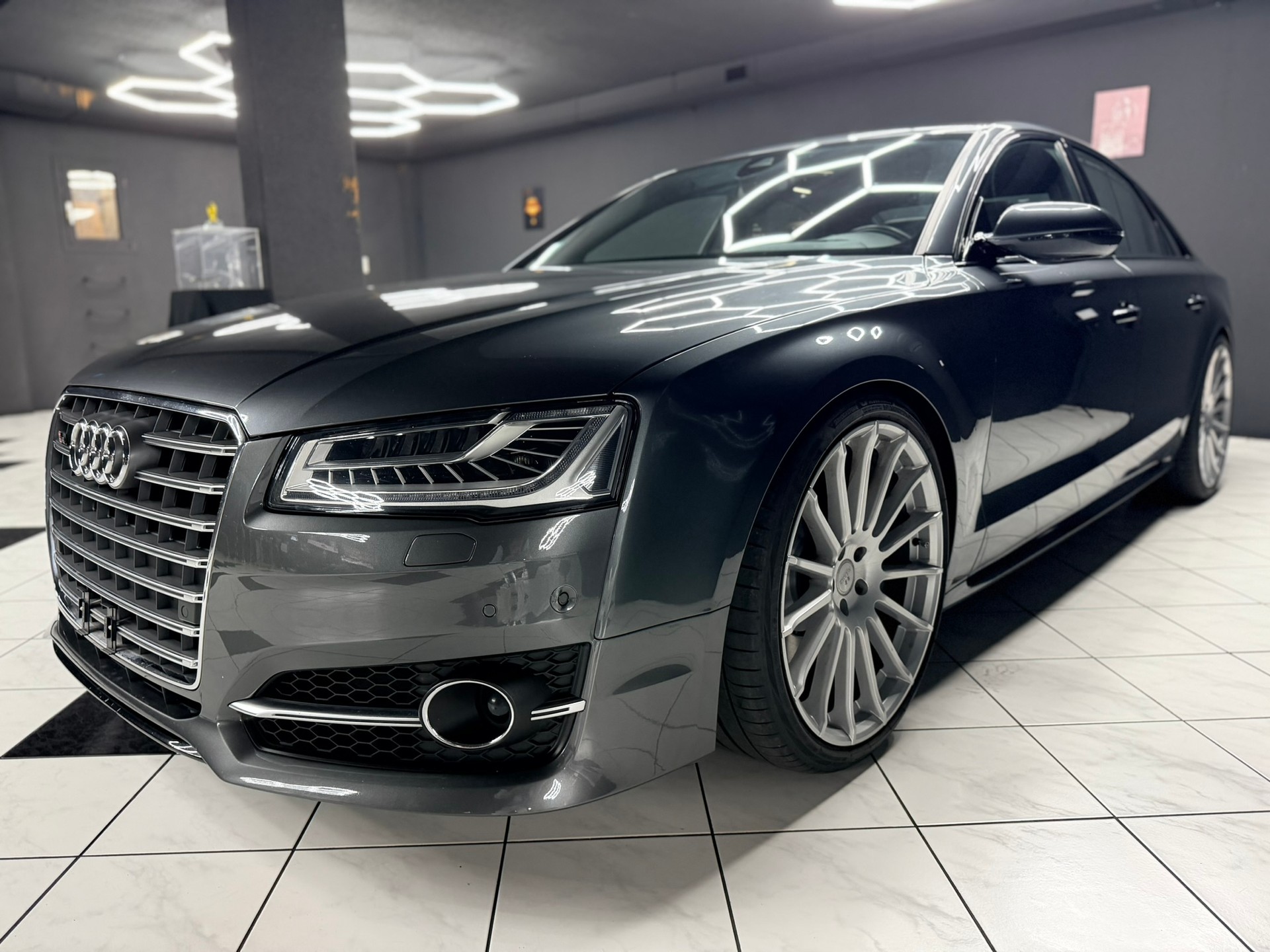 AUDI S8 4.0 TFSI V8 quattro tiptronic-image-5