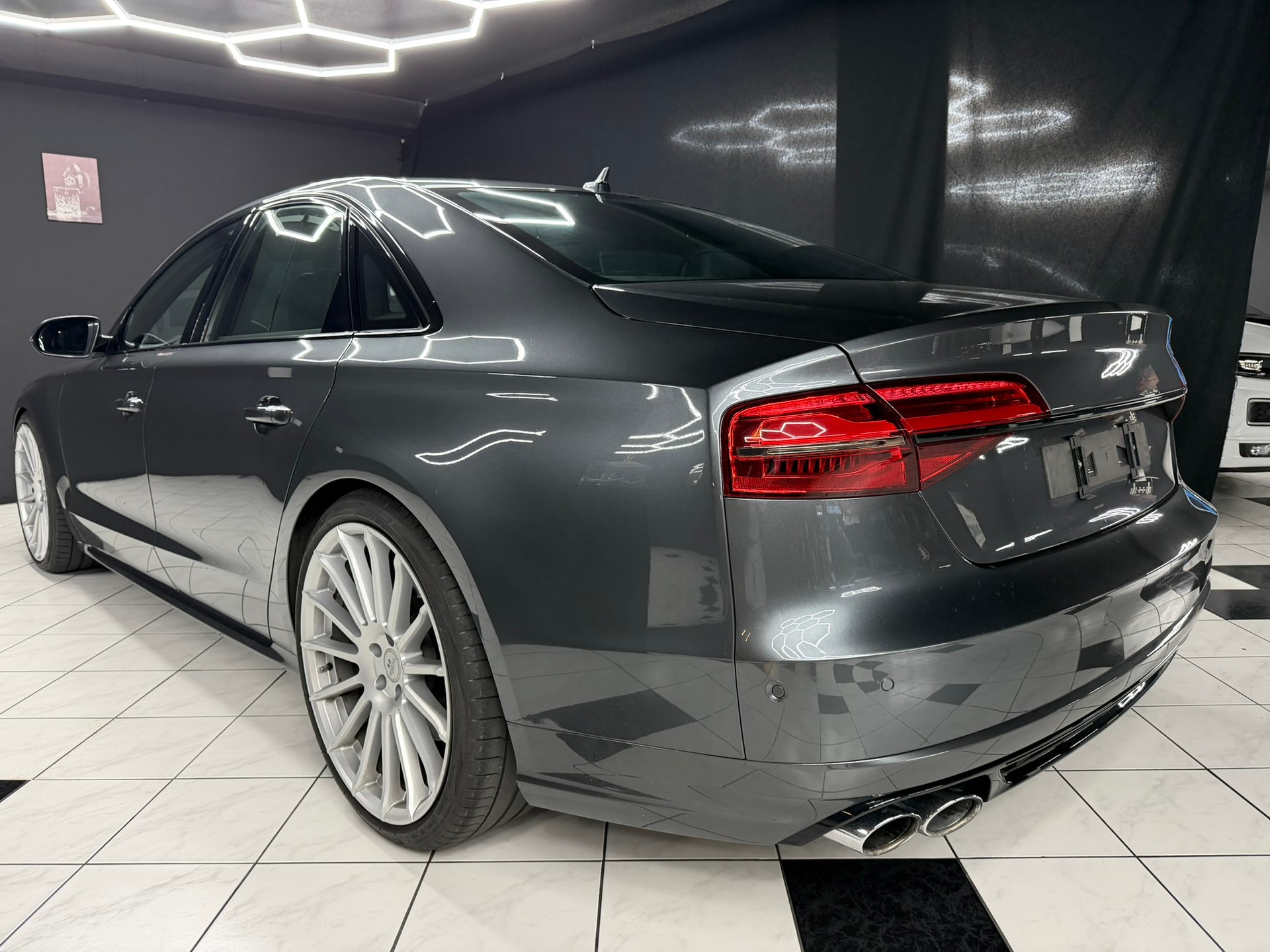 AUDI S8 4.0 TFSI V8 quattro tiptronic-image-10