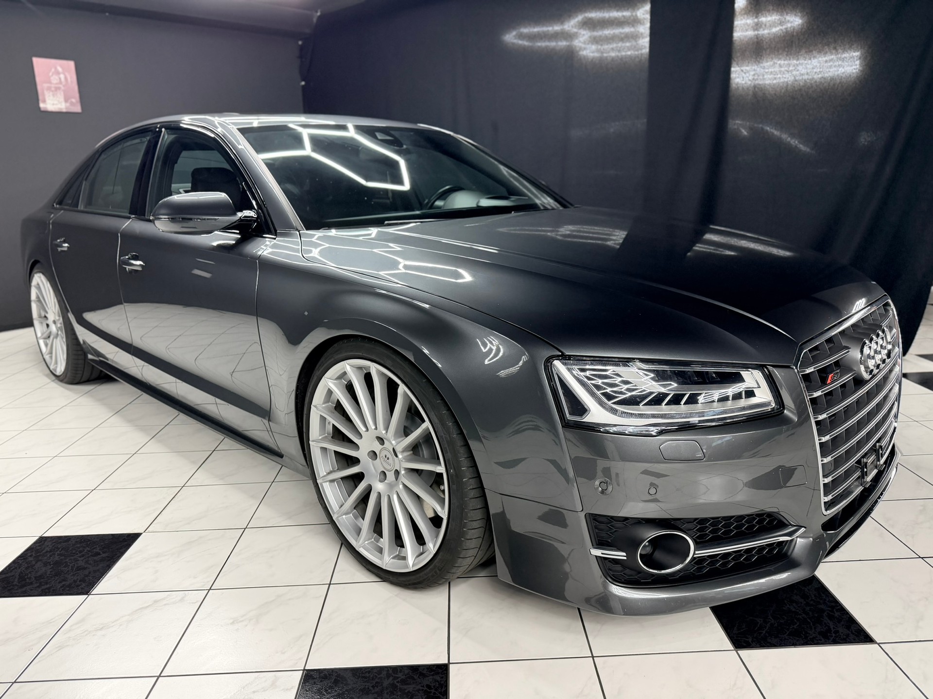 AUDI S8 4.0 TFSI V8 quattro tiptronic-image-6