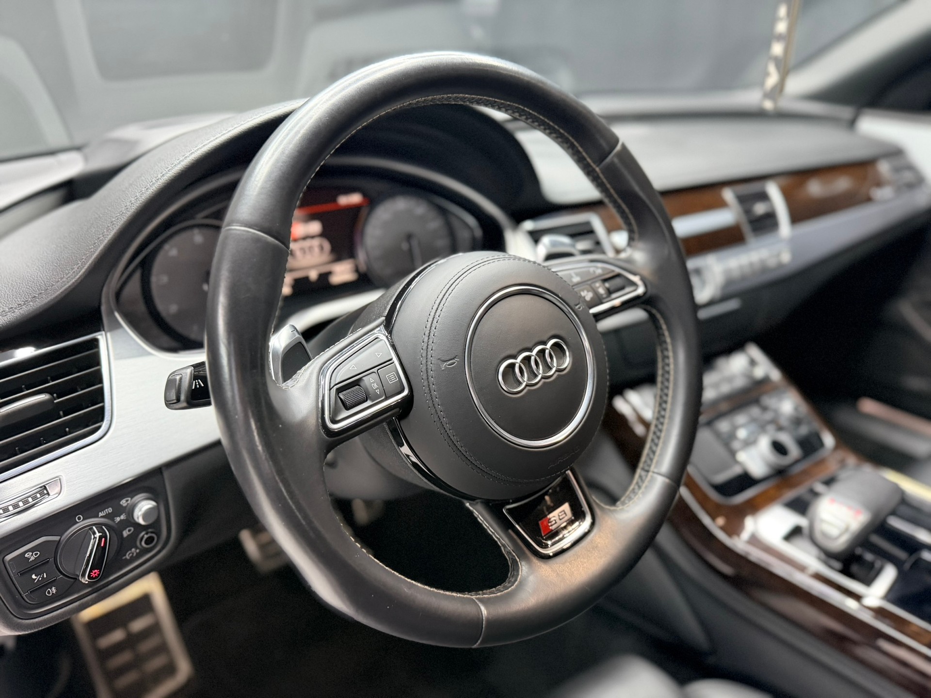 AUDI S8 4.0 TFSI V8 quattro tiptronic-image-13