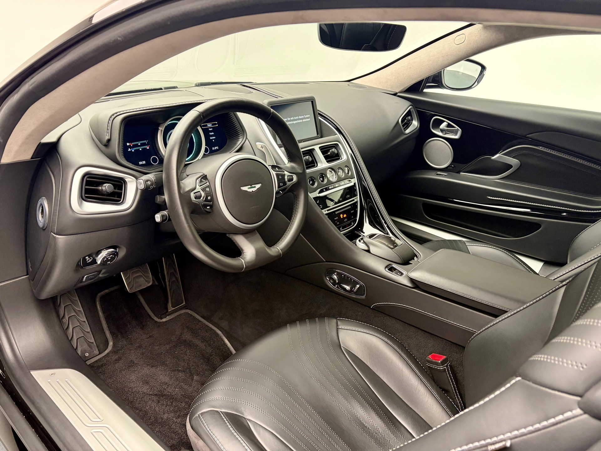 ASTON MARTIN DB11 Coupé 4.0 V8 Bi-Turbo-showroom-element-2