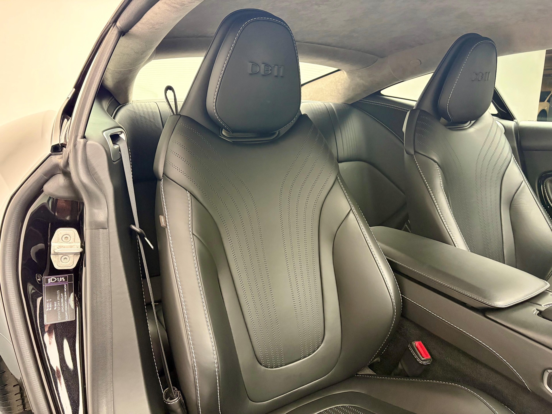 ASTON MARTIN DB11 Coupé 4.0 V8 Bi-Turbo-image-11