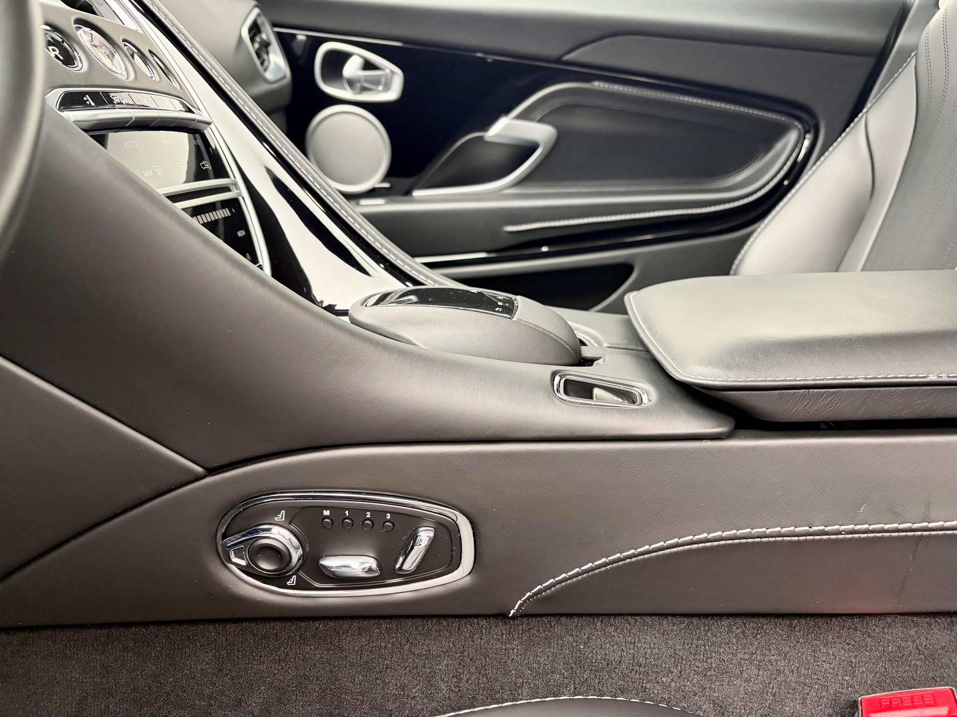 ASTON MARTIN DB11 Coupé 4.0 V8 Bi-Turbo-image-10