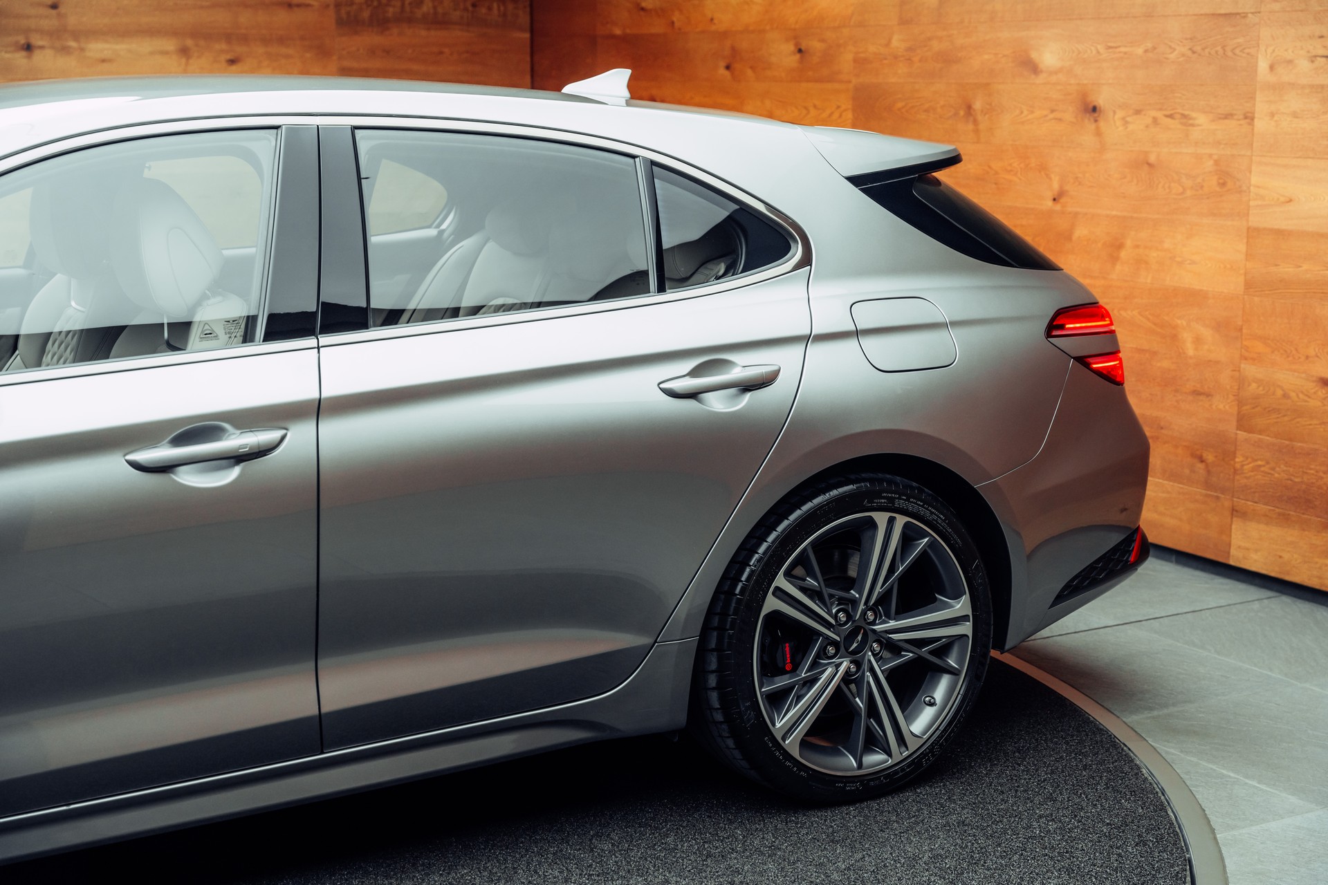 GENESIS G70 Shooting Brake 2.0 T Plus Sport AT8 AWD-image-17