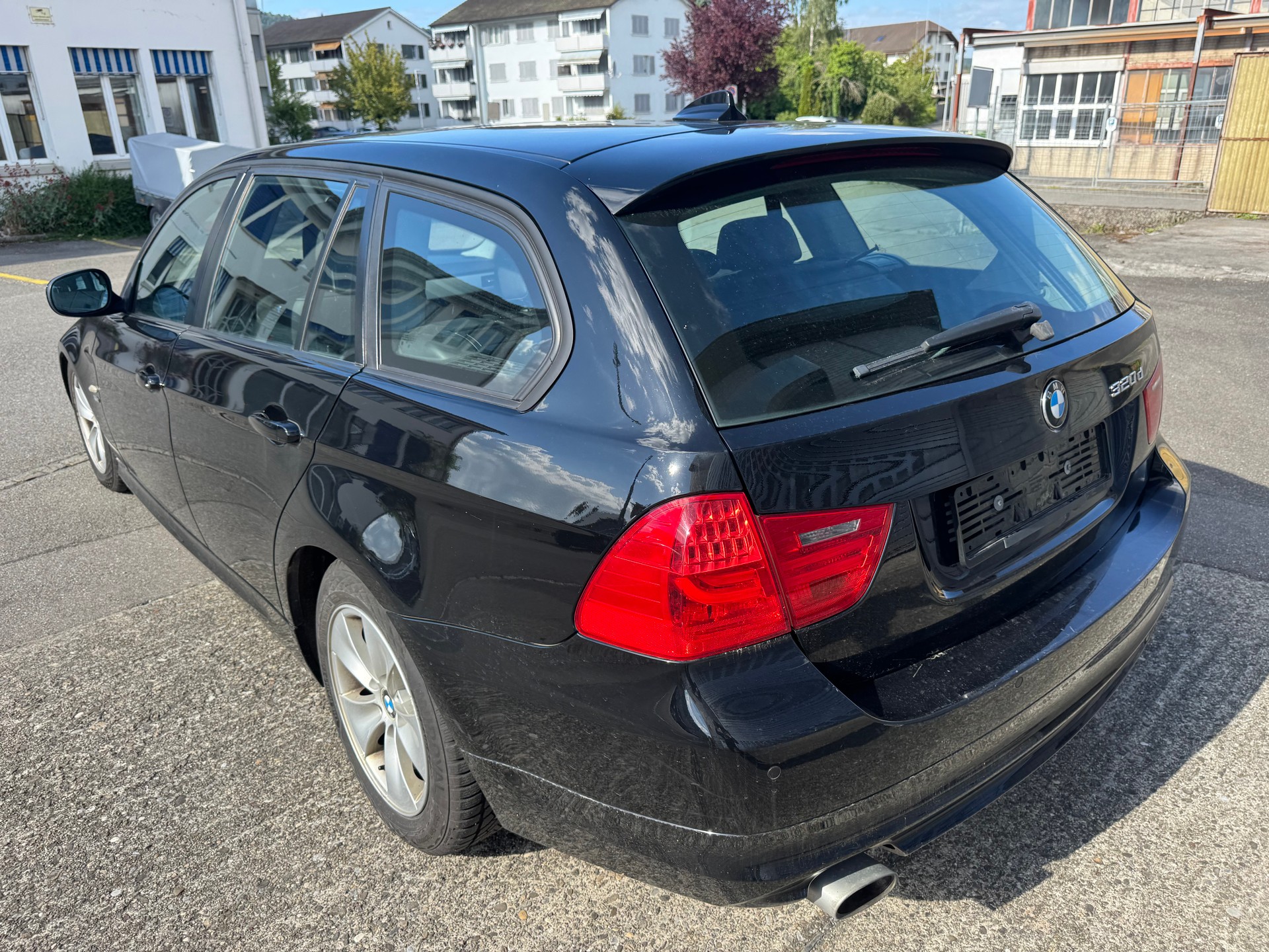 BMW 320d xDrive Touring-image-6