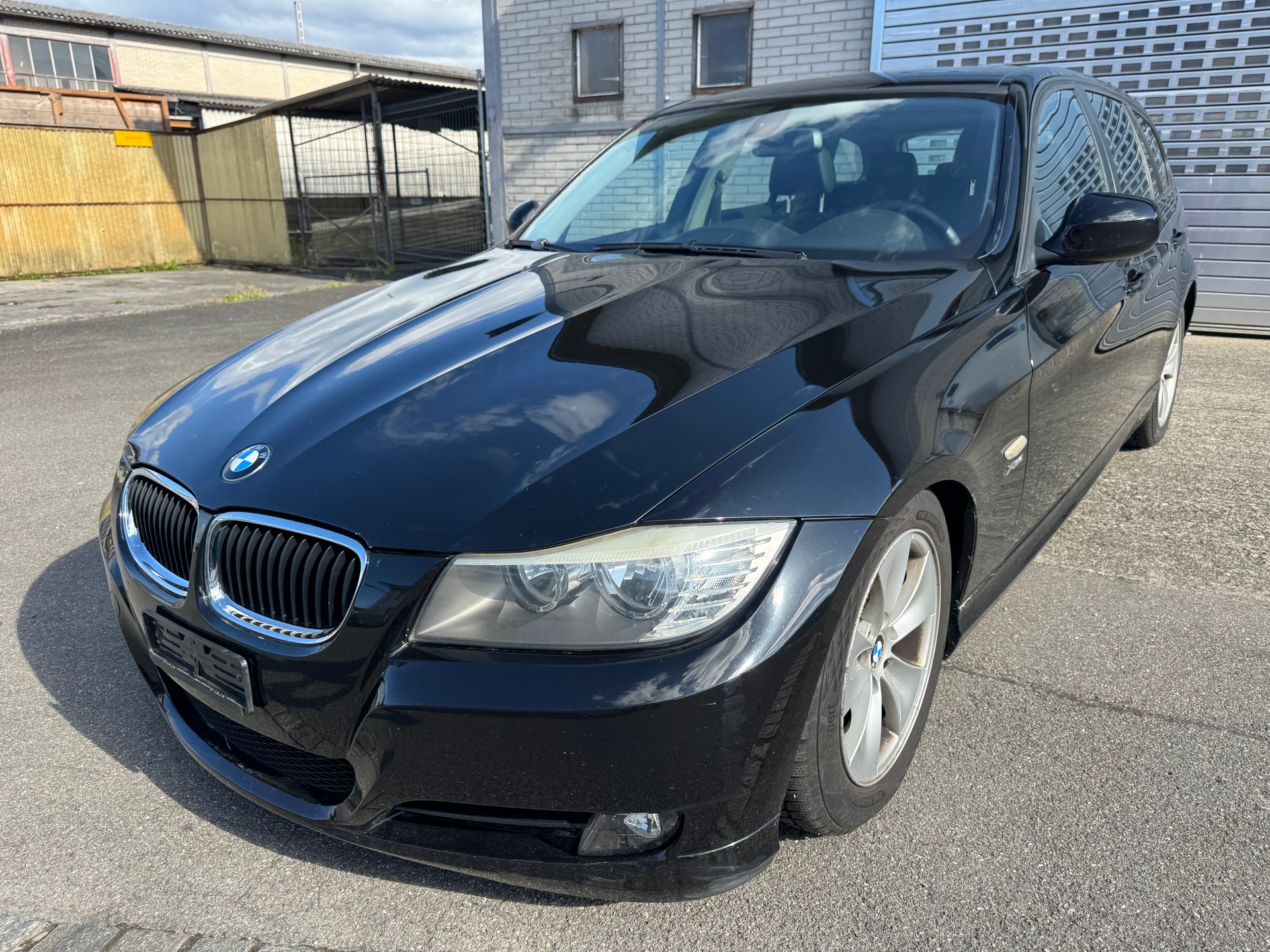 BMW 320d xDrive Touring-image-8