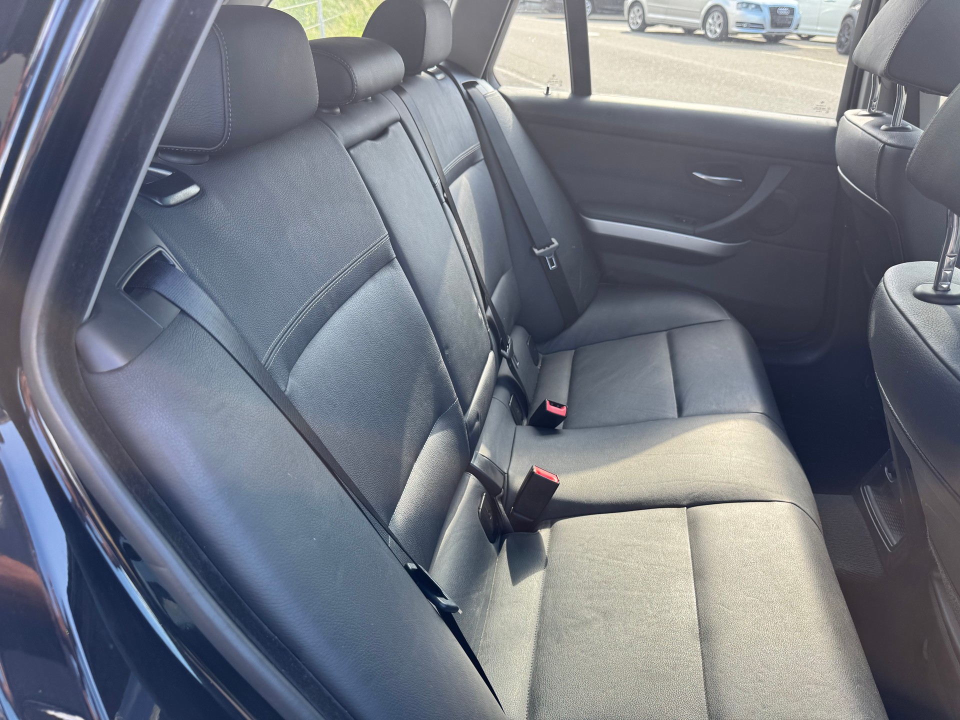 BMW 320d xDrive Touring-image-12