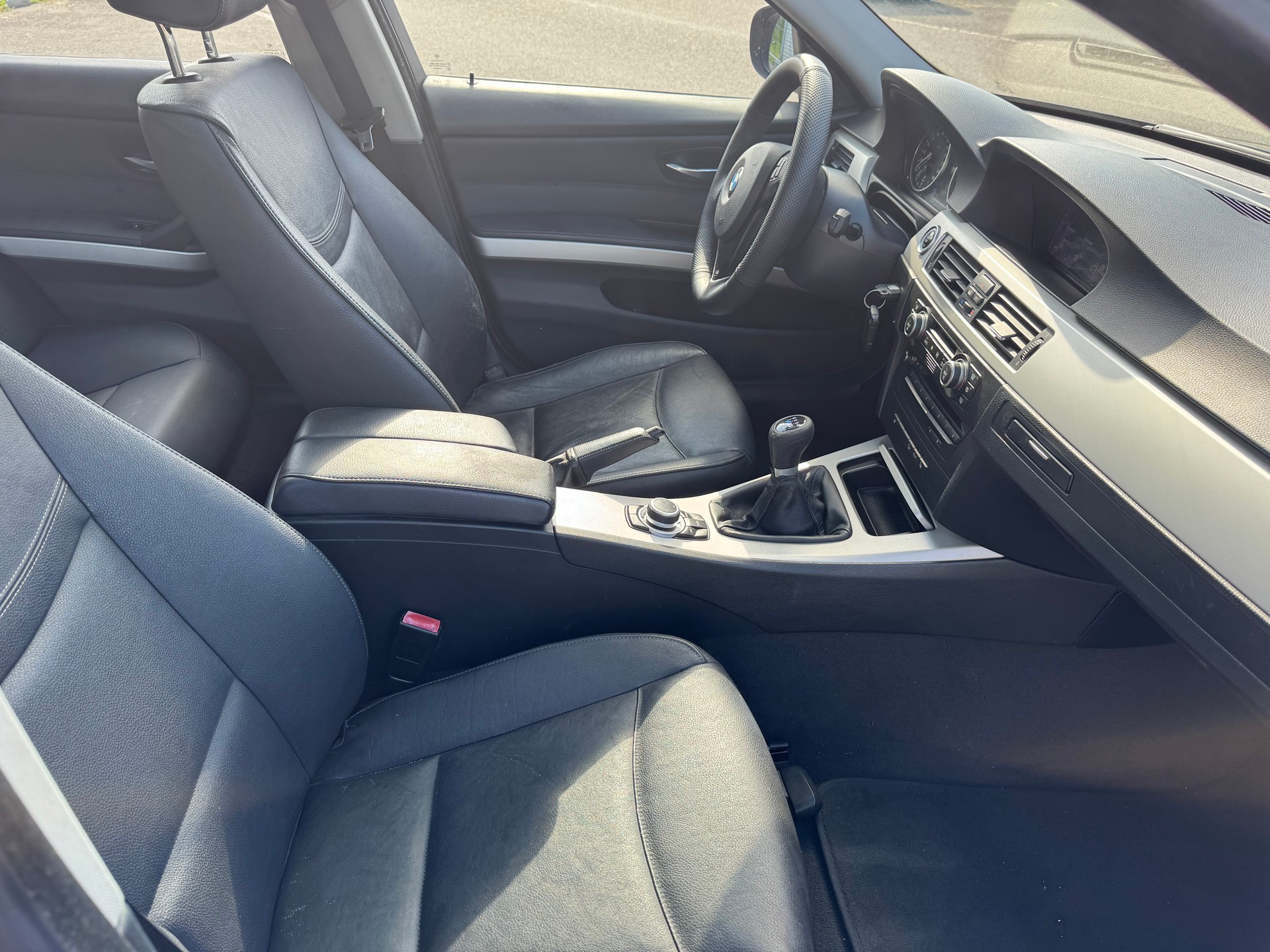 BMW 320d xDrive Touring-image-9
