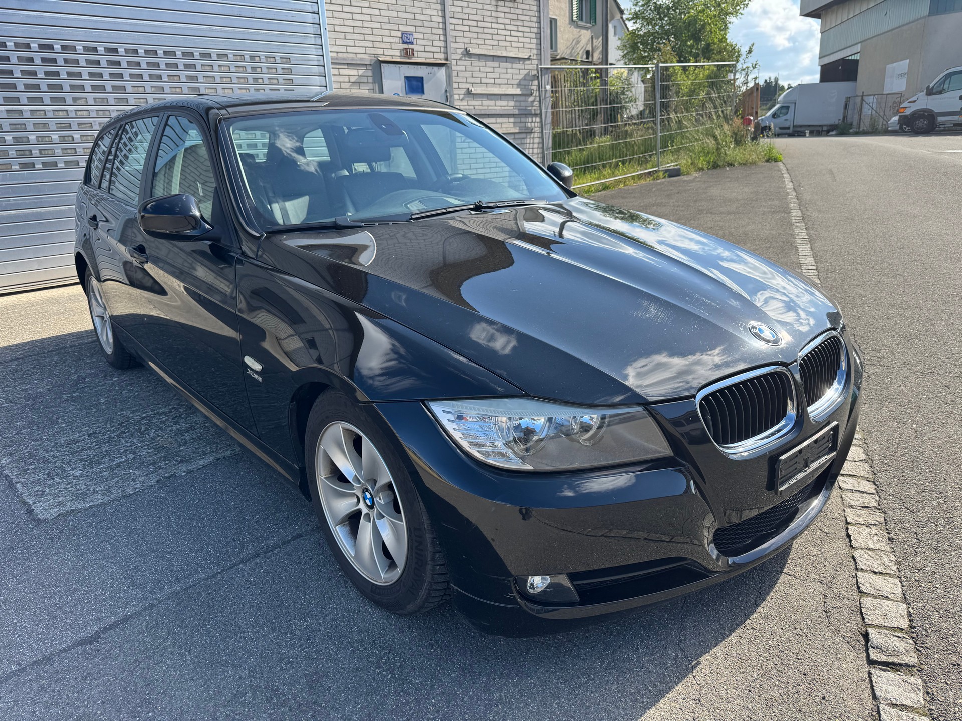 BMW 320d xDrive Touring-image-2