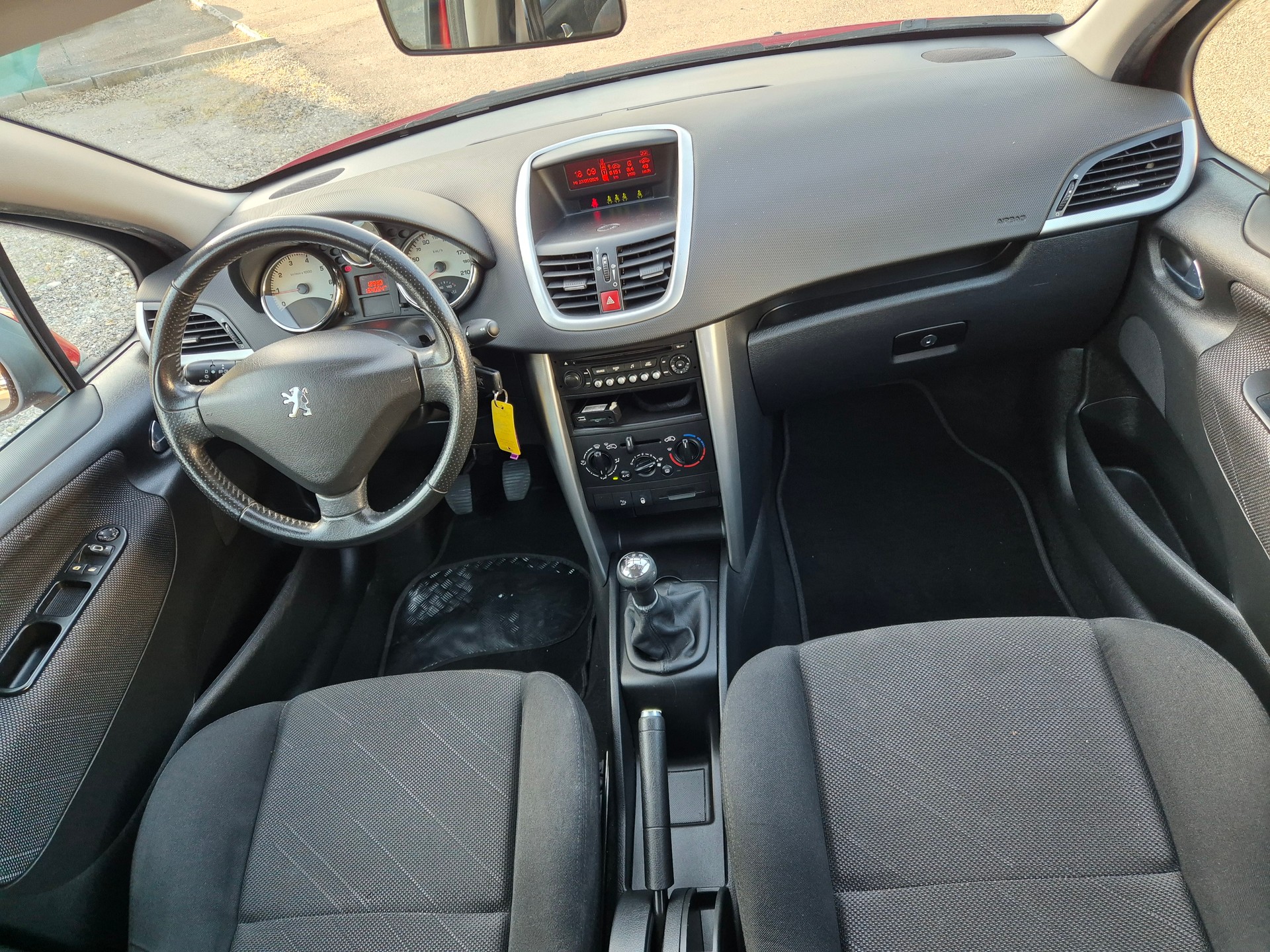 PEUGEOT 207 1.6 16V XT-image-12