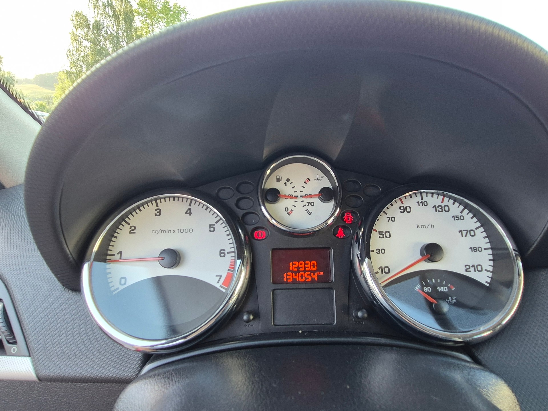 PEUGEOT 207 1.6 16V XT-image-8