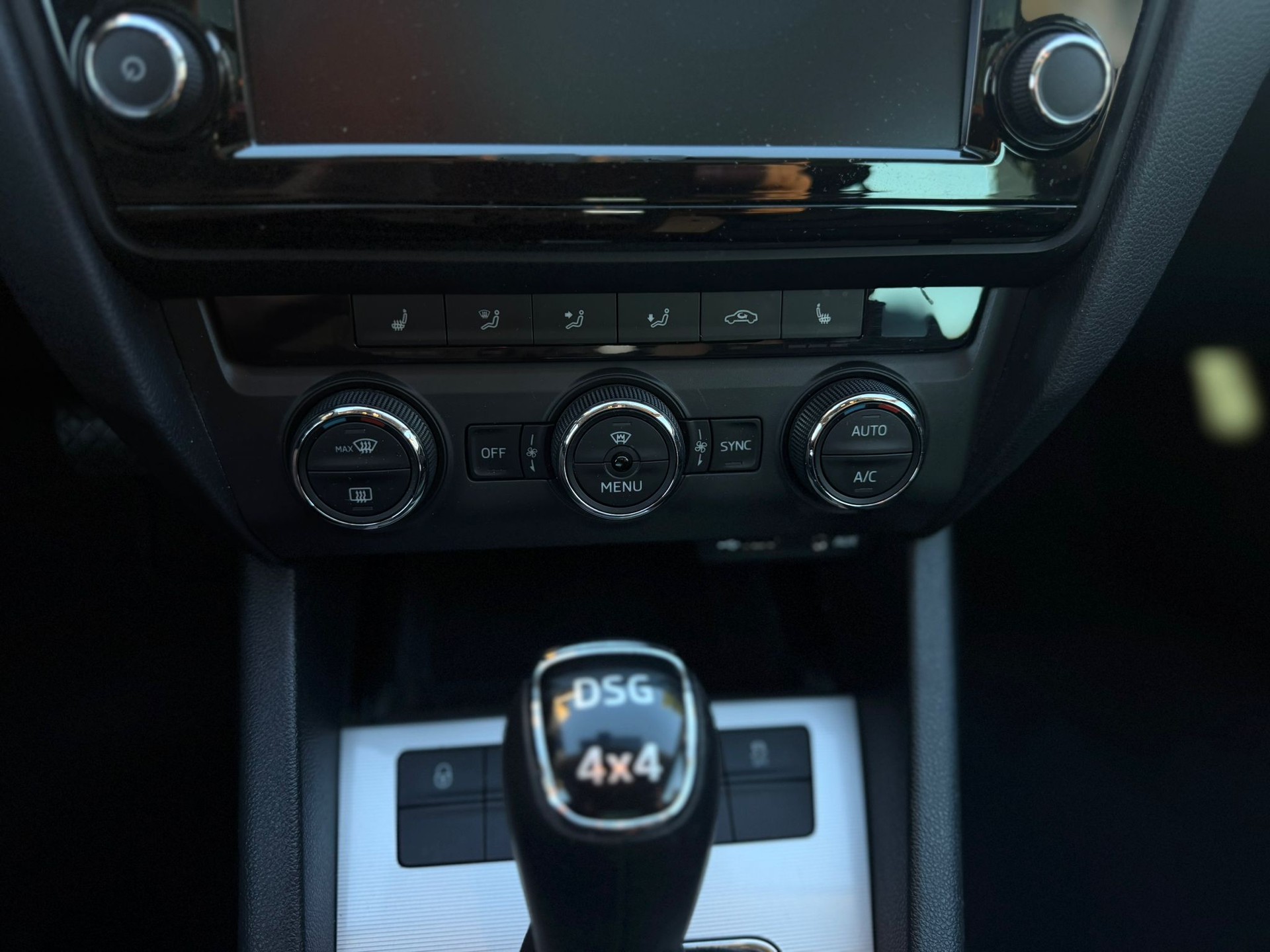 SKODA Octavia Combi 1.8 TSI Style 4x4 DSG-image-9