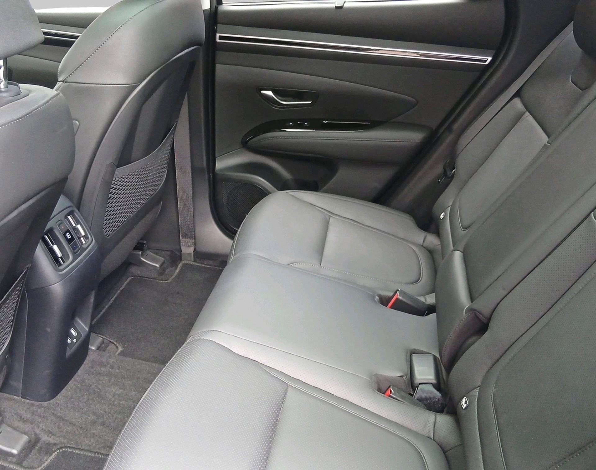 HYUNDAI Tucson 1.6 T-GDi PHEV Amplia 4-showroom-element-3