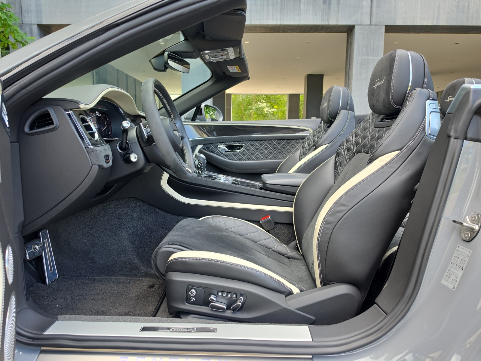 BENTLEY Continental GTC 6.0 W12 Speed mit Vollausstattung!-showroom-element-3