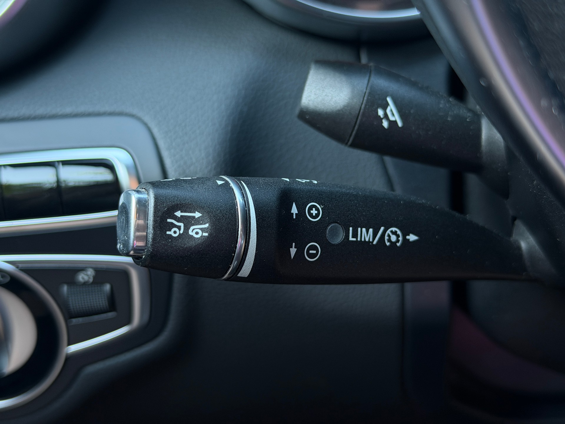 MERCEDES-BENZ C 400 AMG Line 4Matic 9G-Tronic-image-23