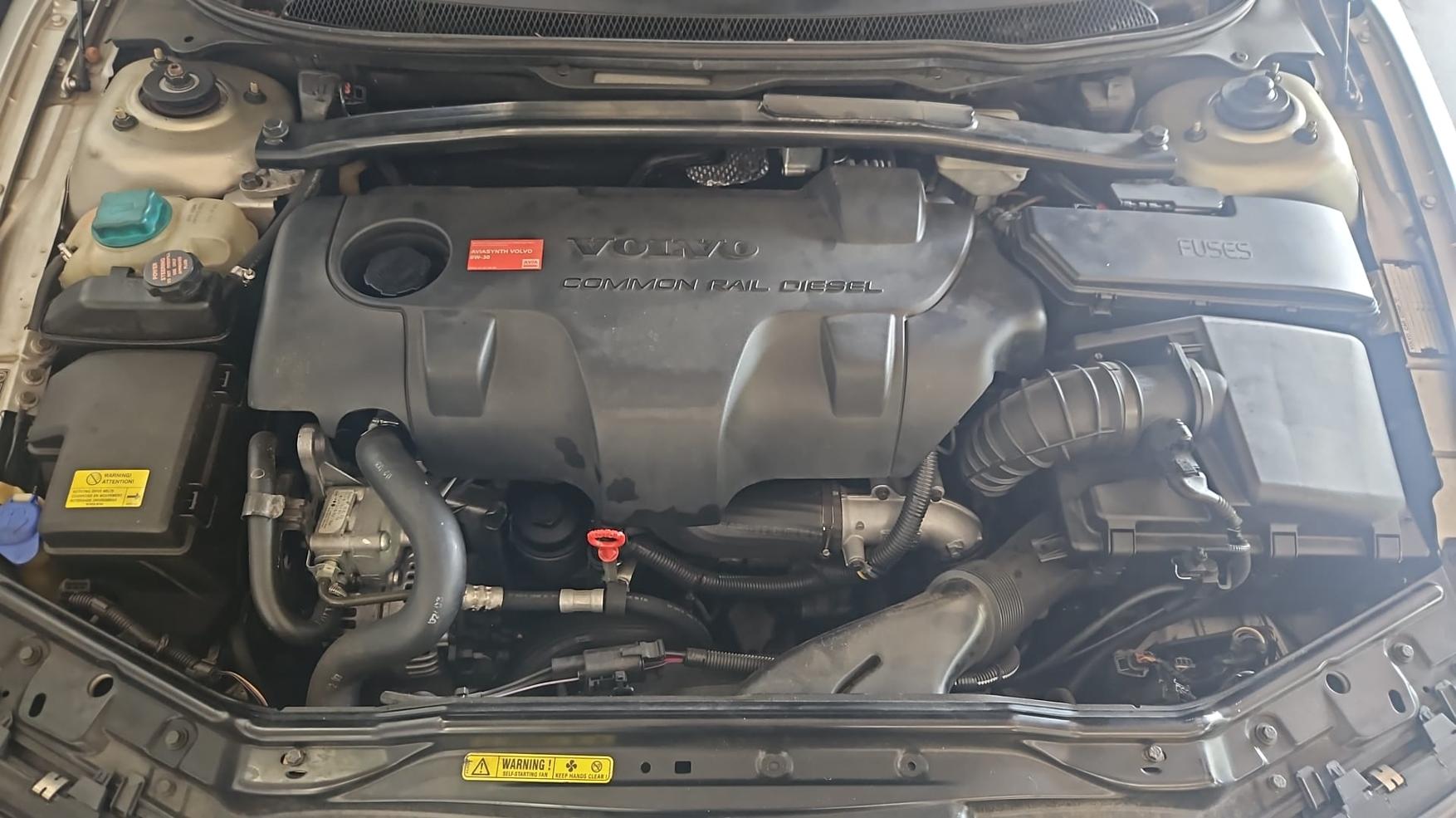 VOLVO V70 2.4 D5 163 AWD-image-10