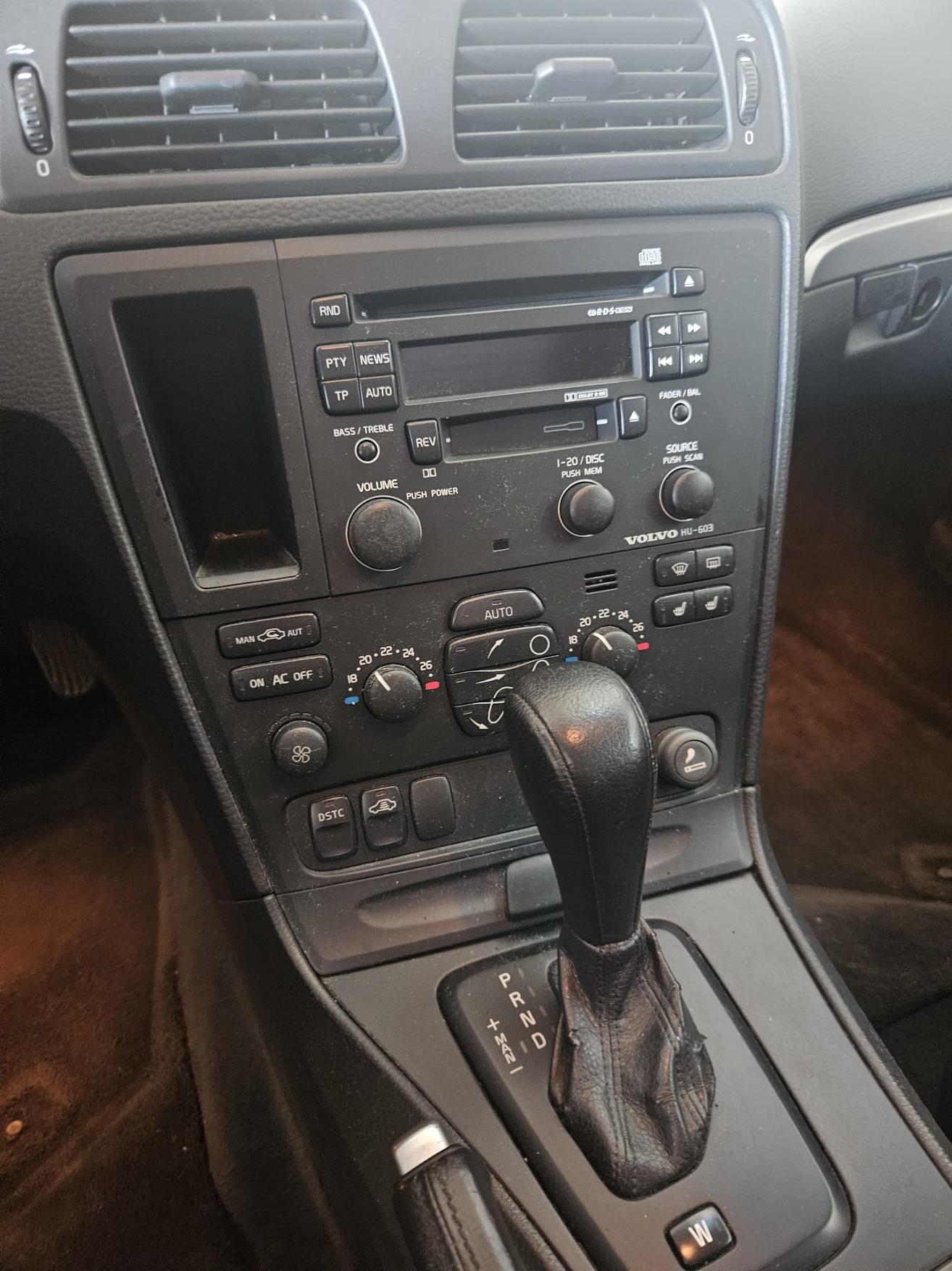 VOLVO V70 2.4 D5 163 AWD-image-9