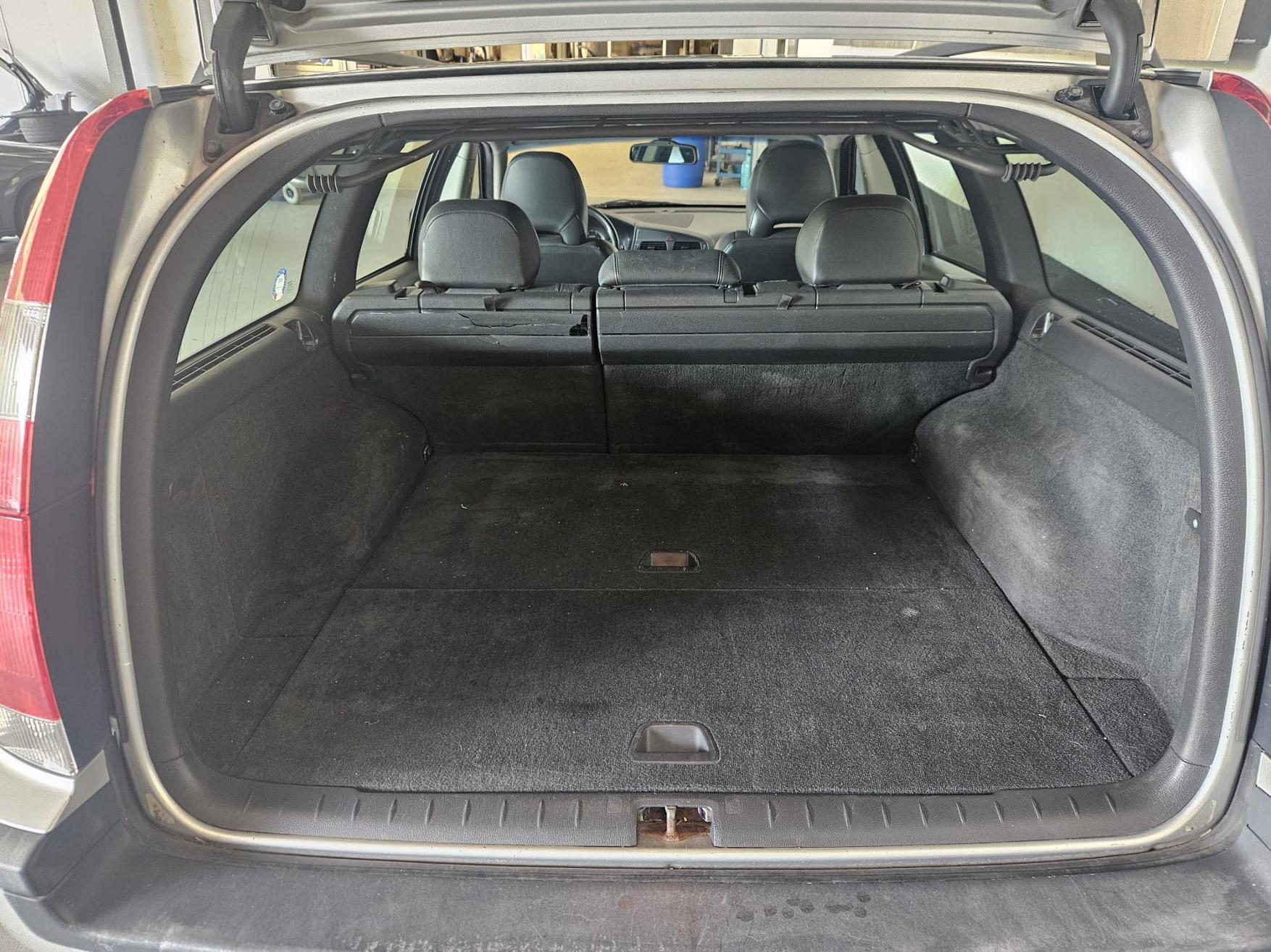 VOLVO V70 2.4 D5 163 AWD-image-5