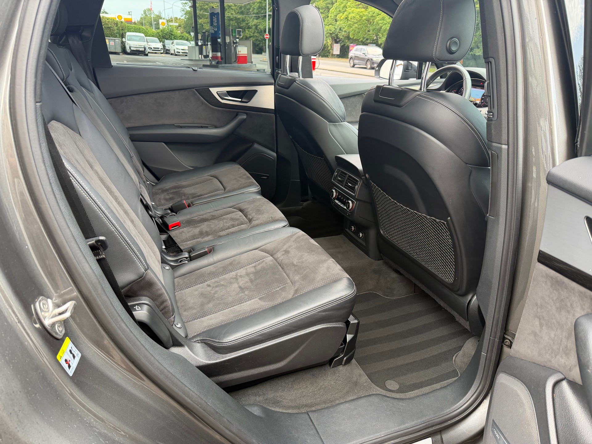 AUDI Q7 50 TDI quattro tiptronic S-Line 7 Places-image-12