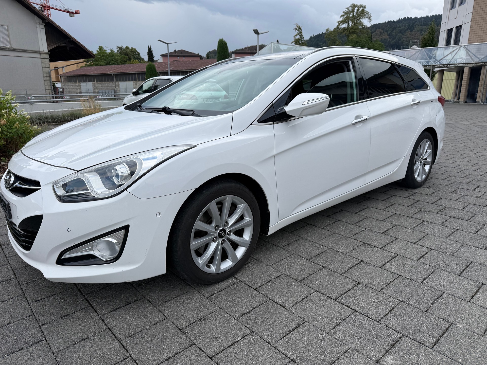 HYUNDAI i40 Wagon 1.7 CRDI Premium-image-2