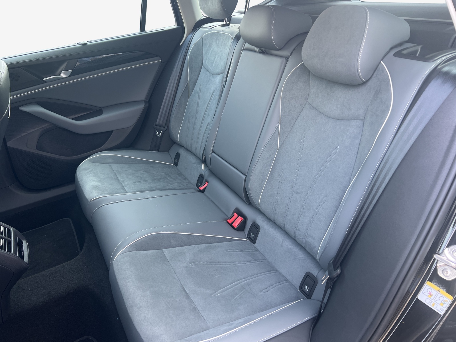 VW Passat Variant 1.5 TSI evo2 Plug-In- Hybrid Business DSG-image-11