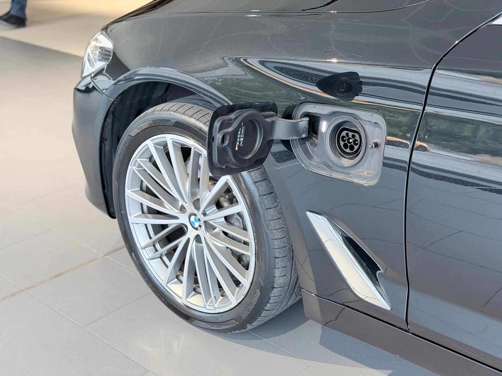 BMW 530e xDrive Sport Line Steptronic-image-4