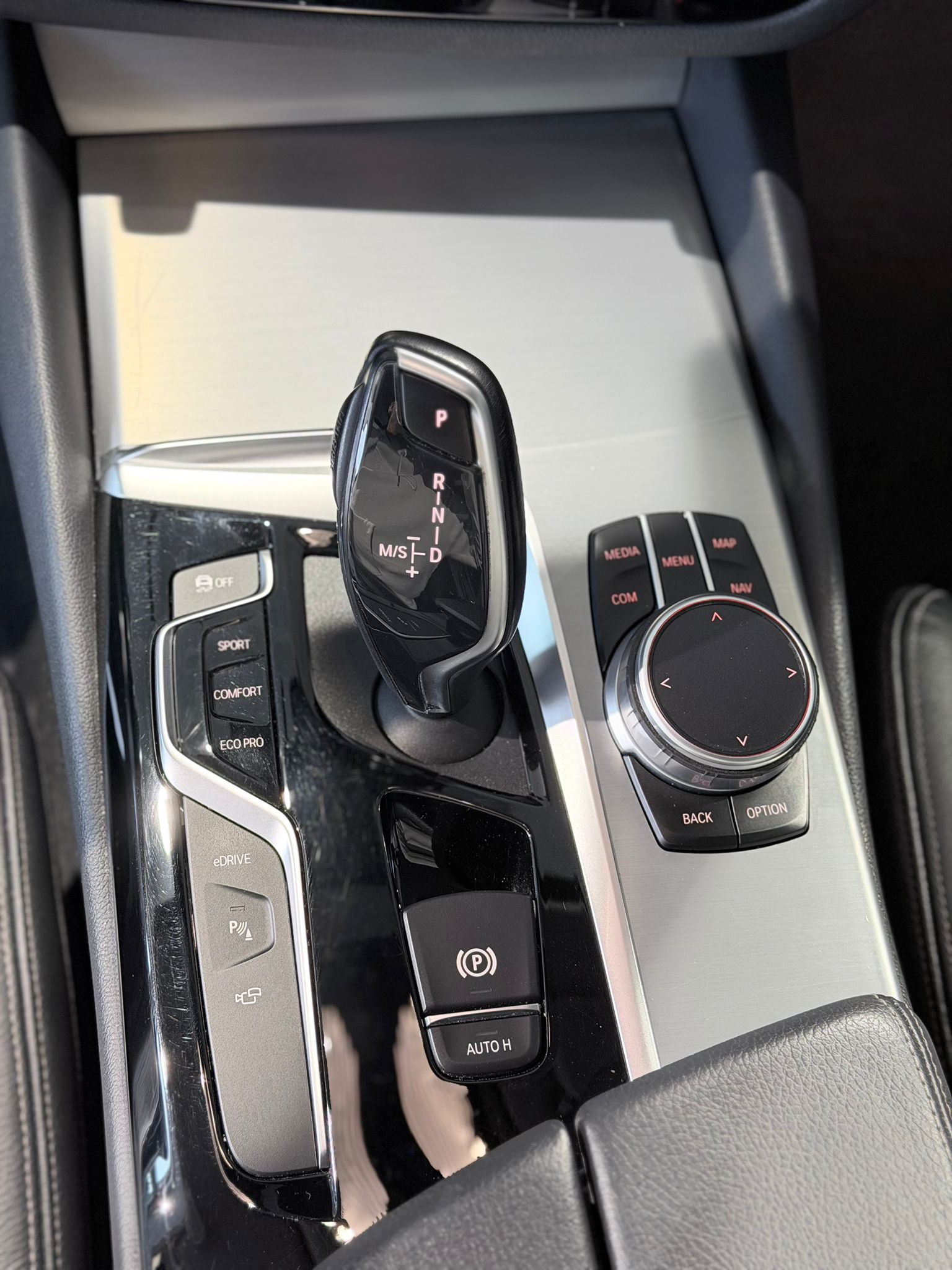 BMW 530e xDrive Sport Line Steptronic-image-12