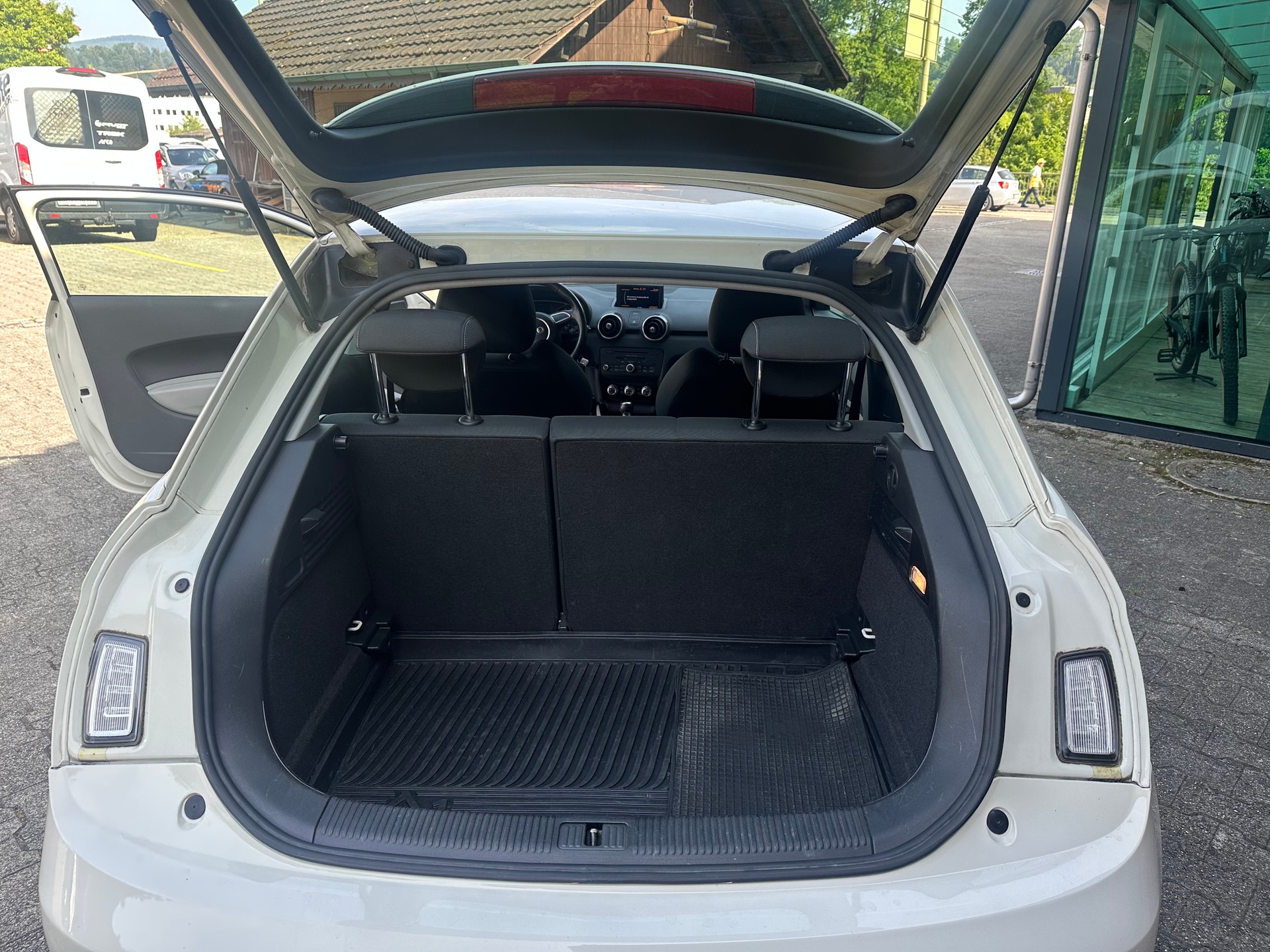 AUDI A1 1.2 TFSI Attraction-image-10