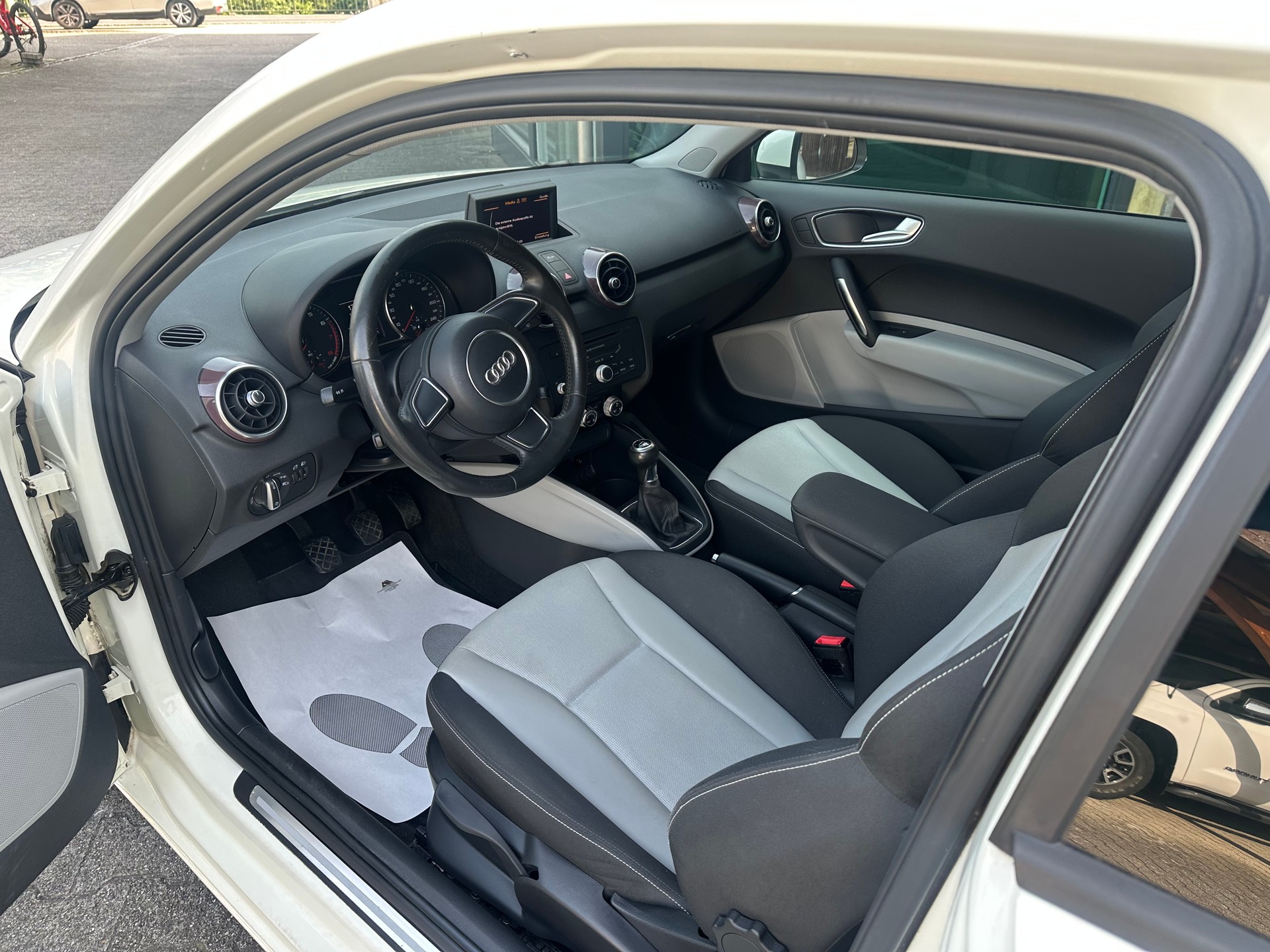 AUDI A1 1.2 TFSI Attraction-image-6
