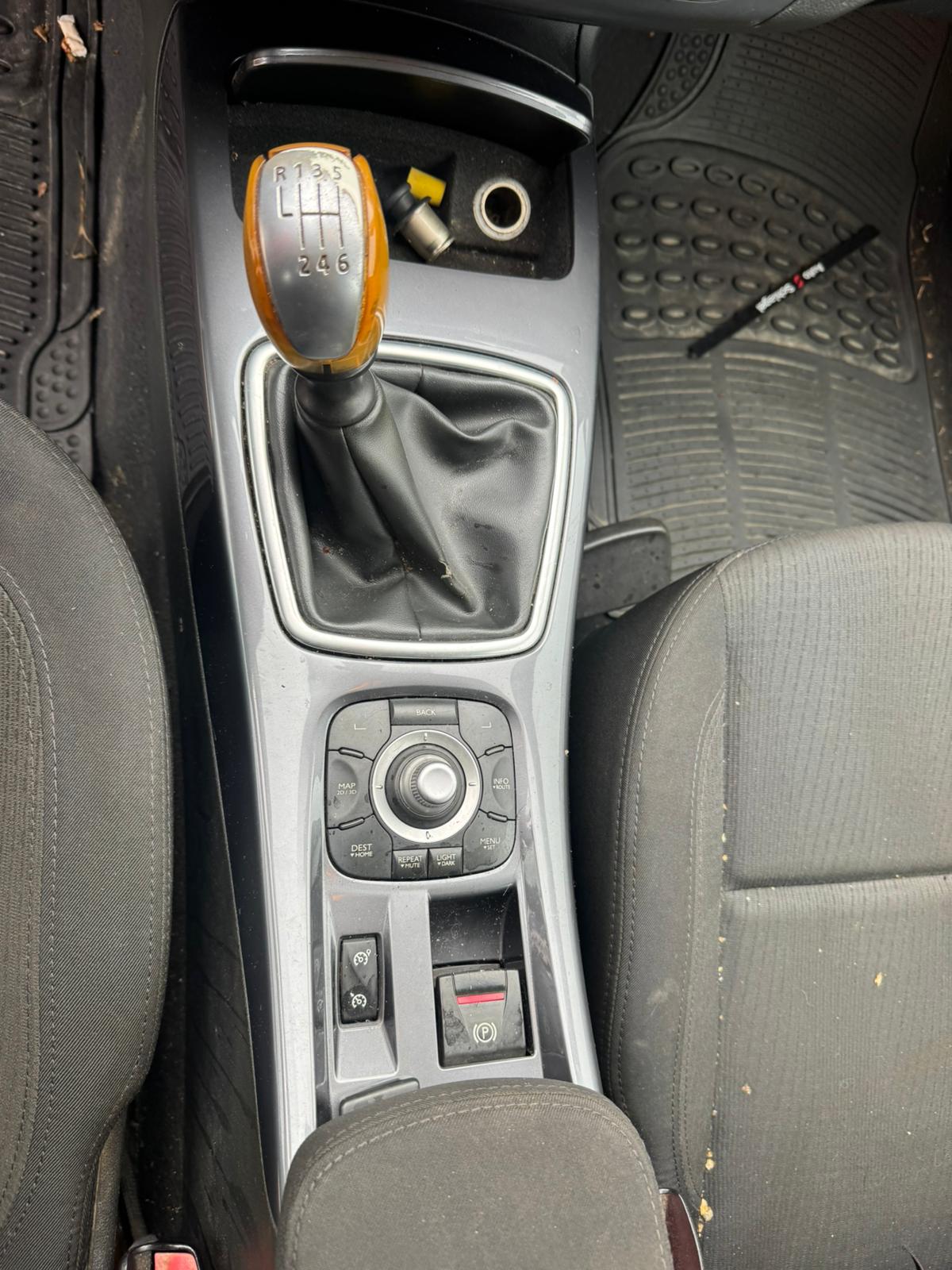 RENAULT Laguna Grandtour 1.5 dCi Dynamique-image-9