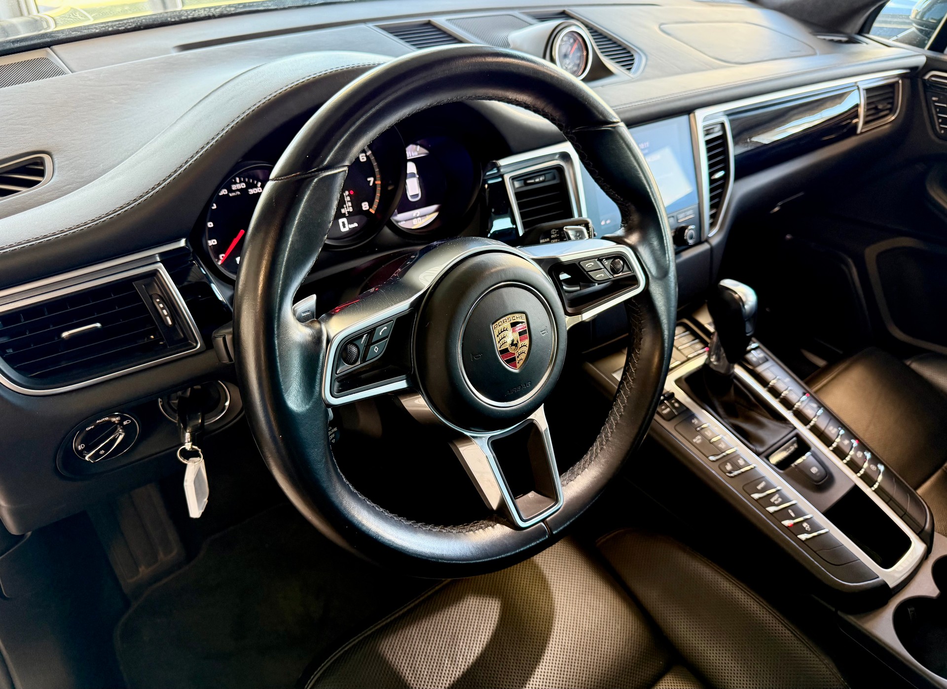 PORSCHE Macan Turbo Performance PDK-image-12