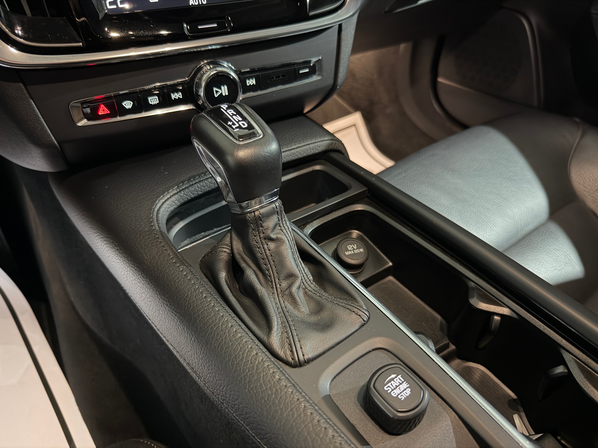 VOLVO V90 D4 Momentum Geartronic (CH)-image-8