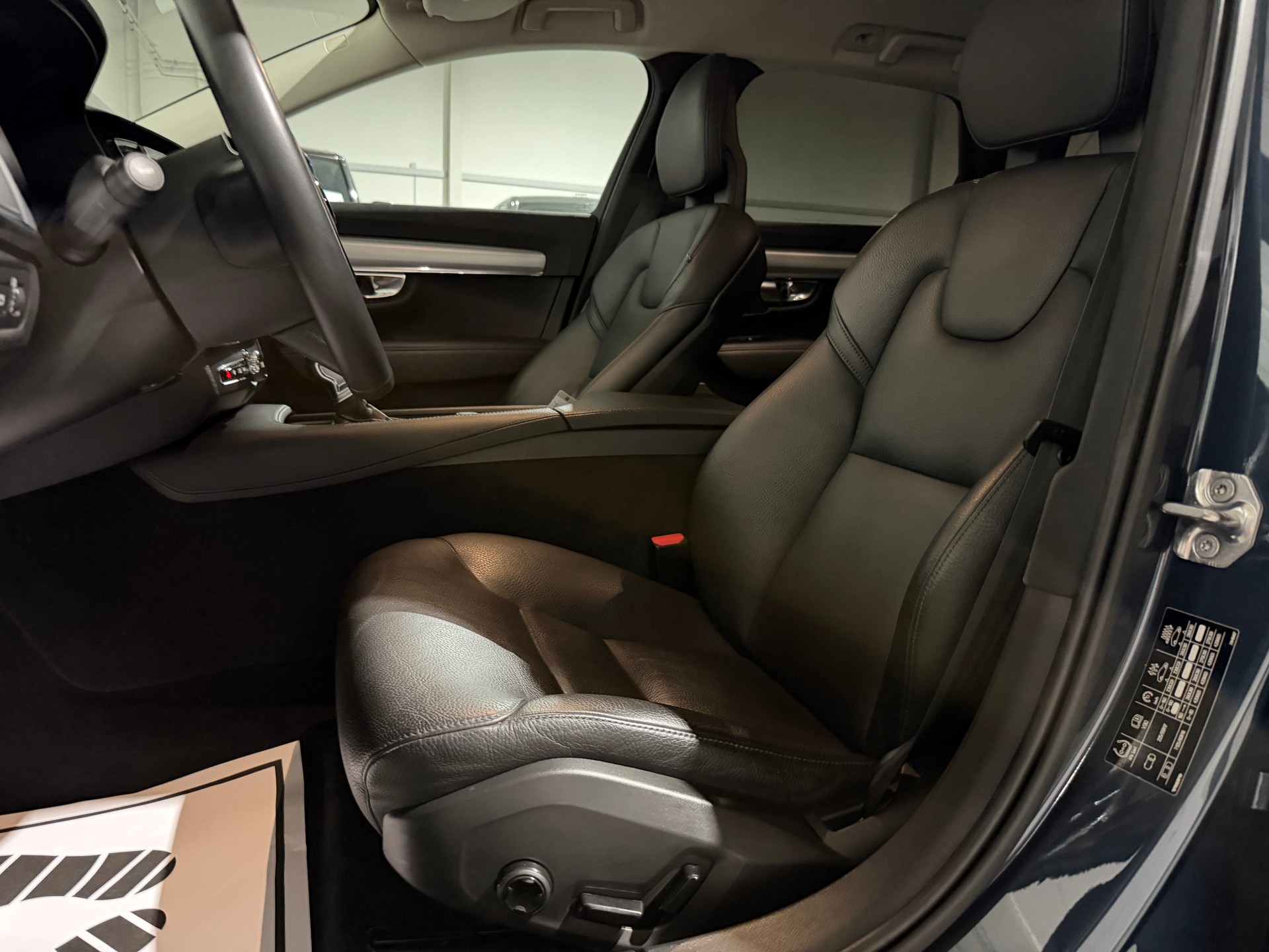 VOLVO V90 D4 Momentum Geartronic (CH)-image-14