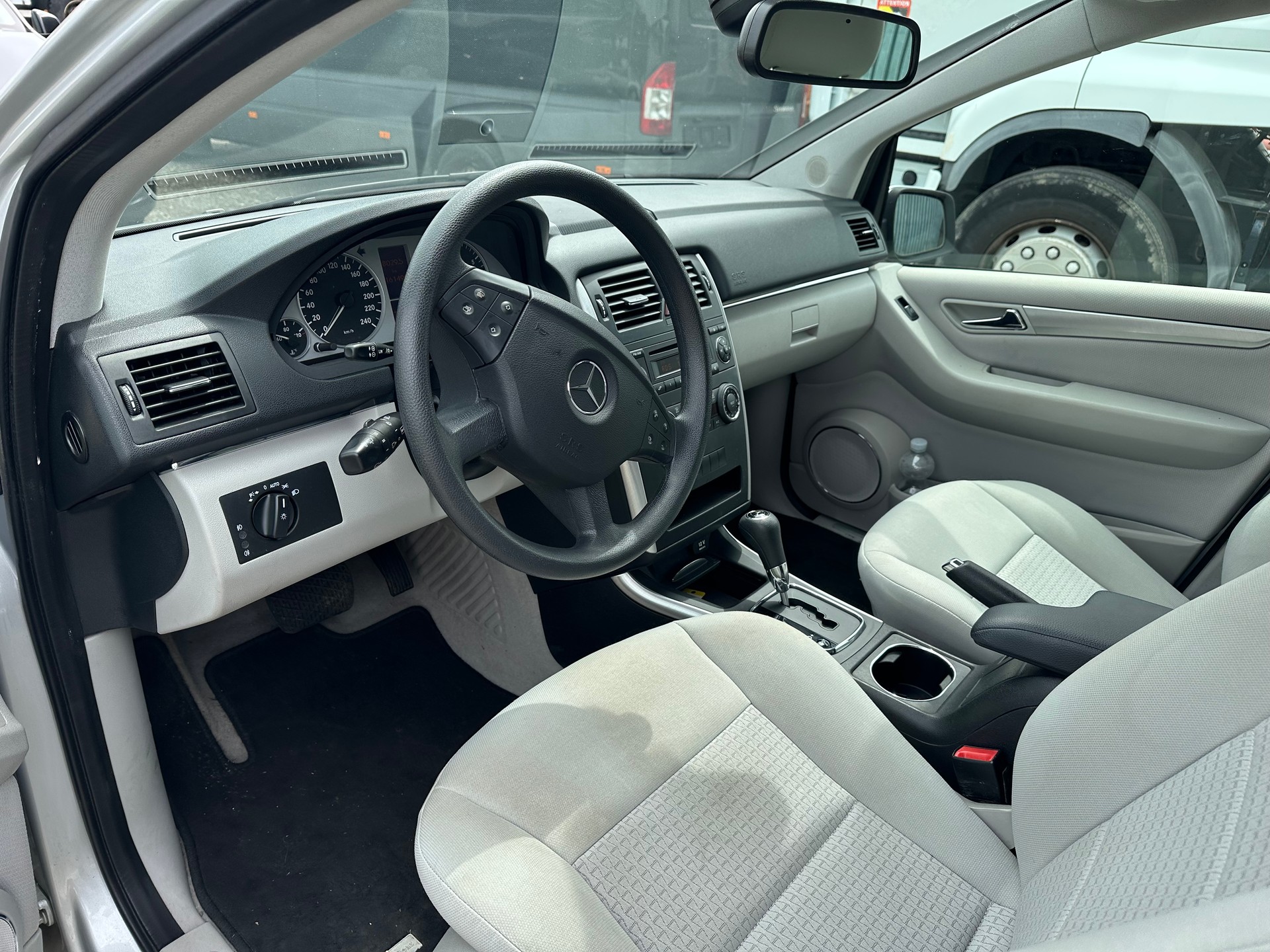 MERCEDES-BENZ B 200 Autotronic-image-7