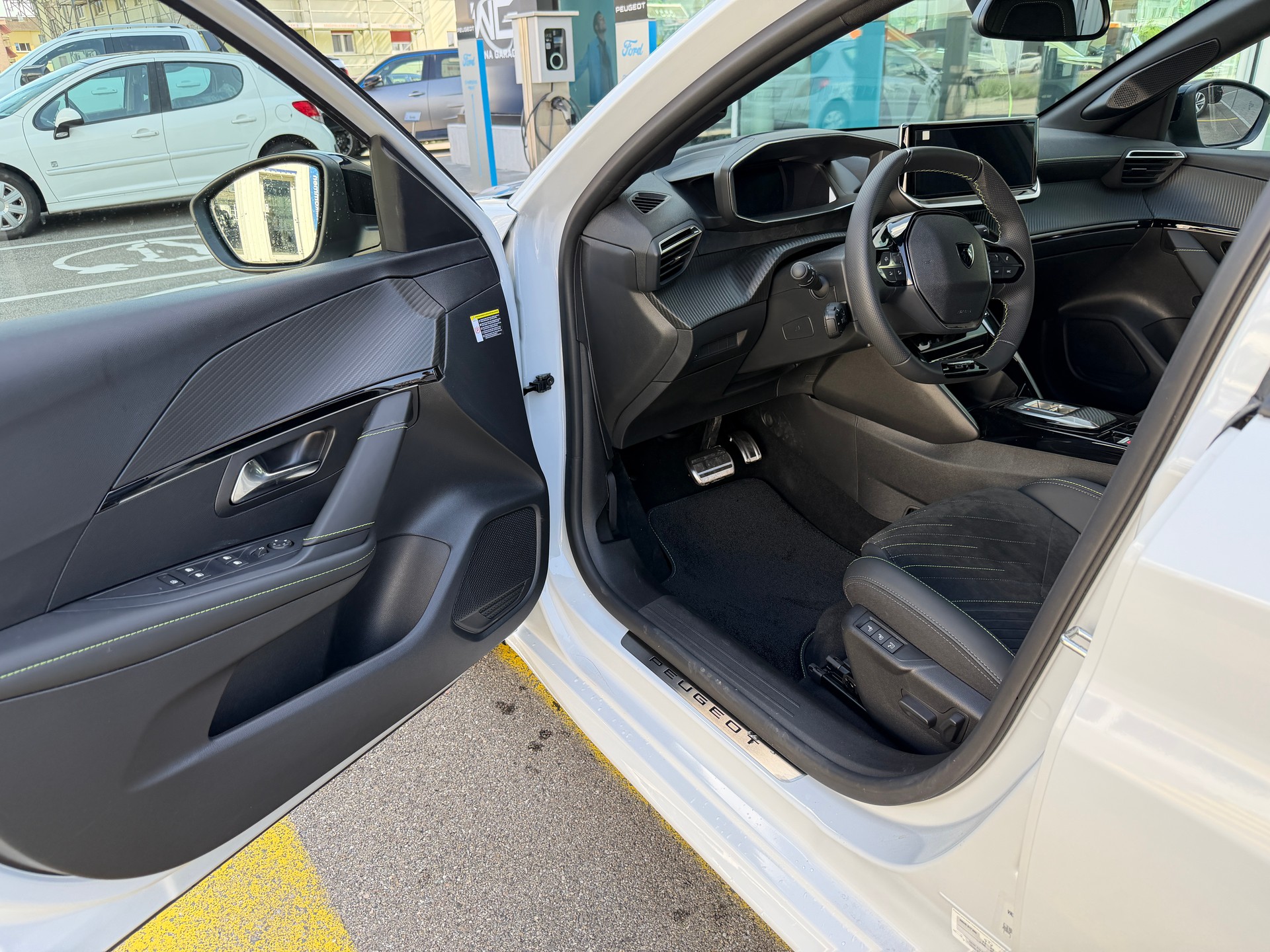 PEUGEOT 208 1.2 MHEV 145 GT-image-8