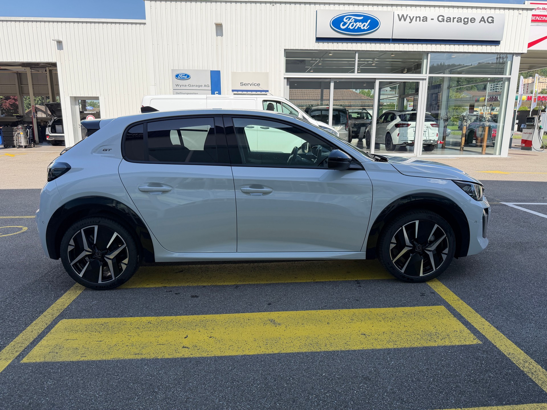 PEUGEOT 208 1.2 MHEV 145 GT-image-4