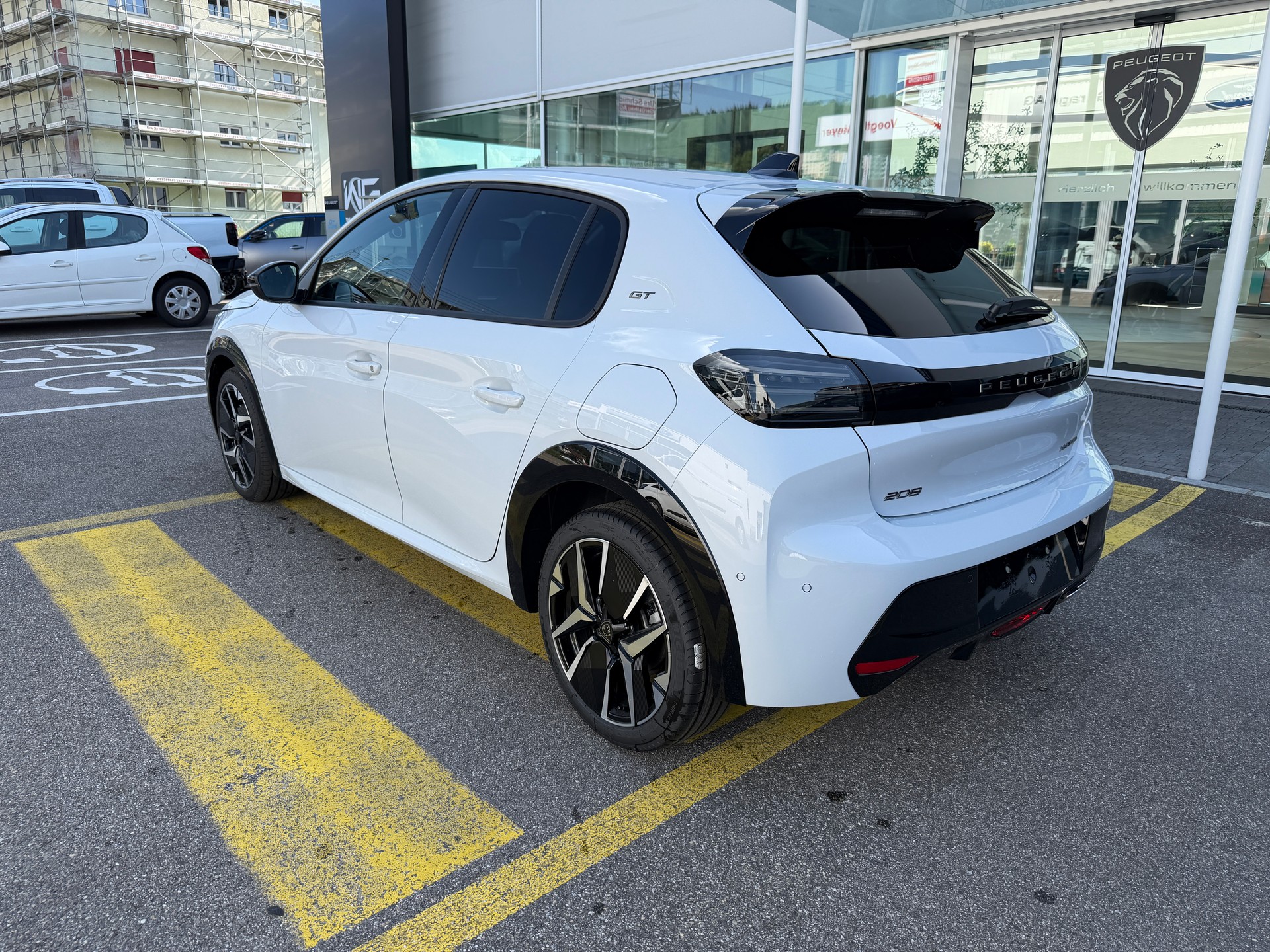 PEUGEOT 208 1.2 MHEV 145 GT-image-1